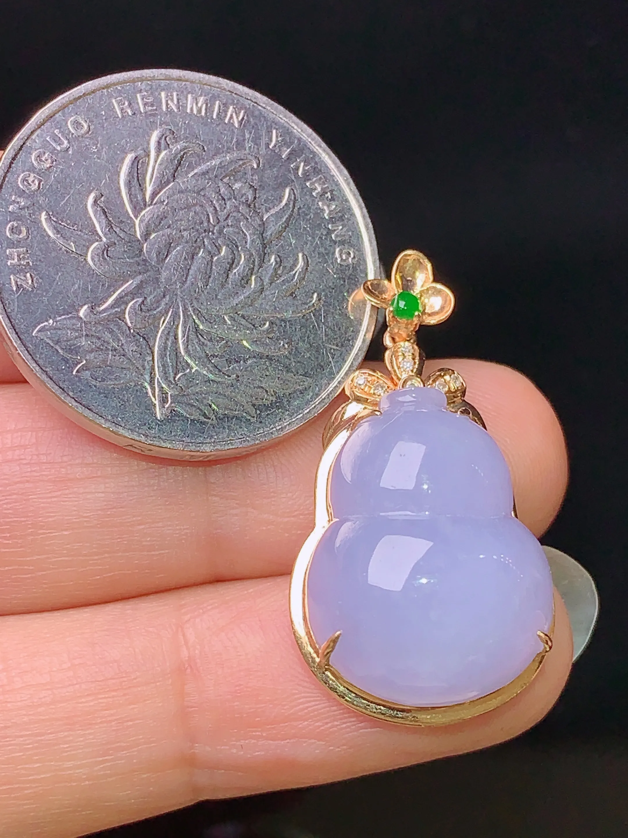 18k金钻镶嵌紫罗兰葫芦吊坠 玉质细腻 色泽艳丽  整体尺寸28.6*15.6*9.6