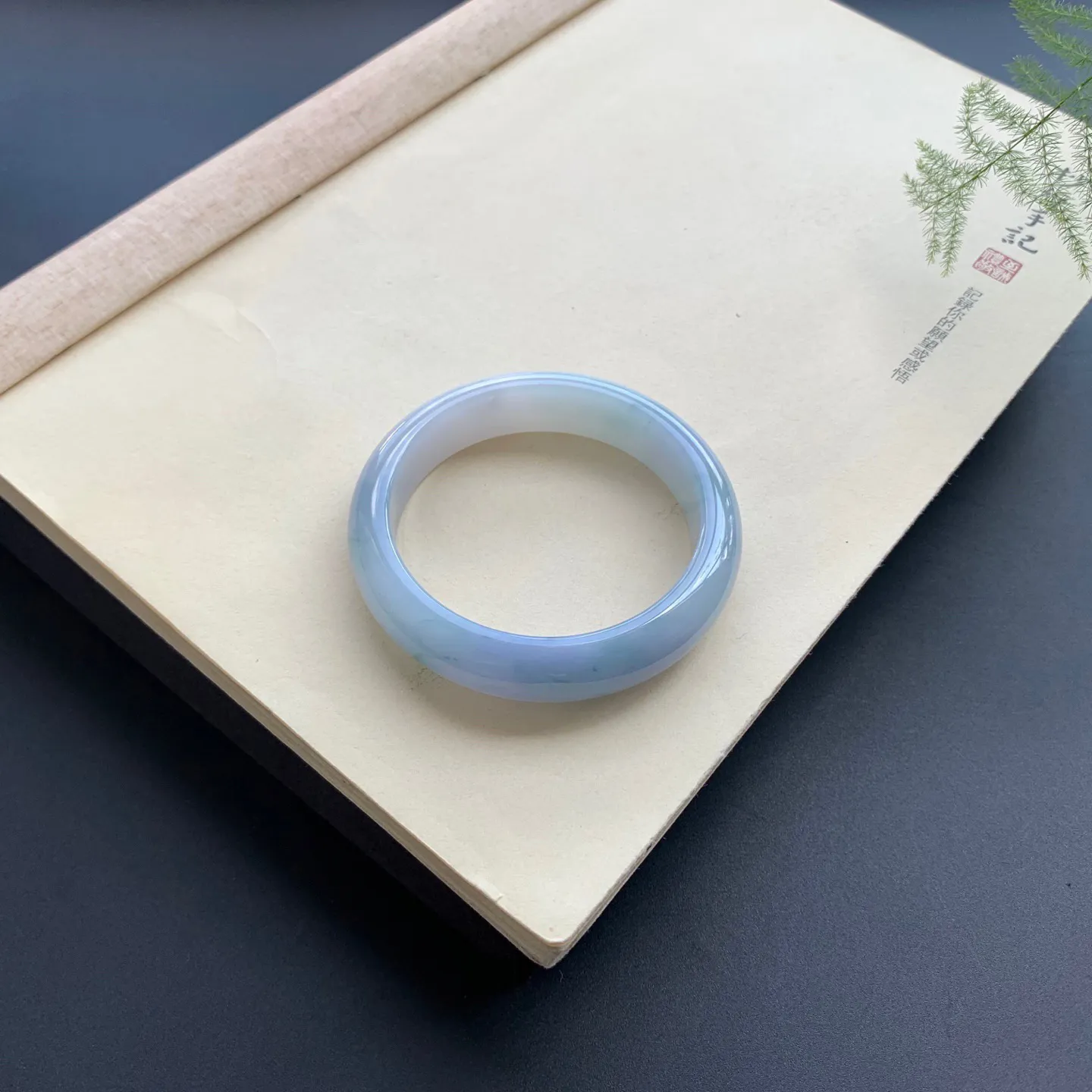 56.3圈口紫罗兰飘花正圈手镯 尺寸：56.3-14-8，无纹裂，色泽浓郁，细腻釉洁