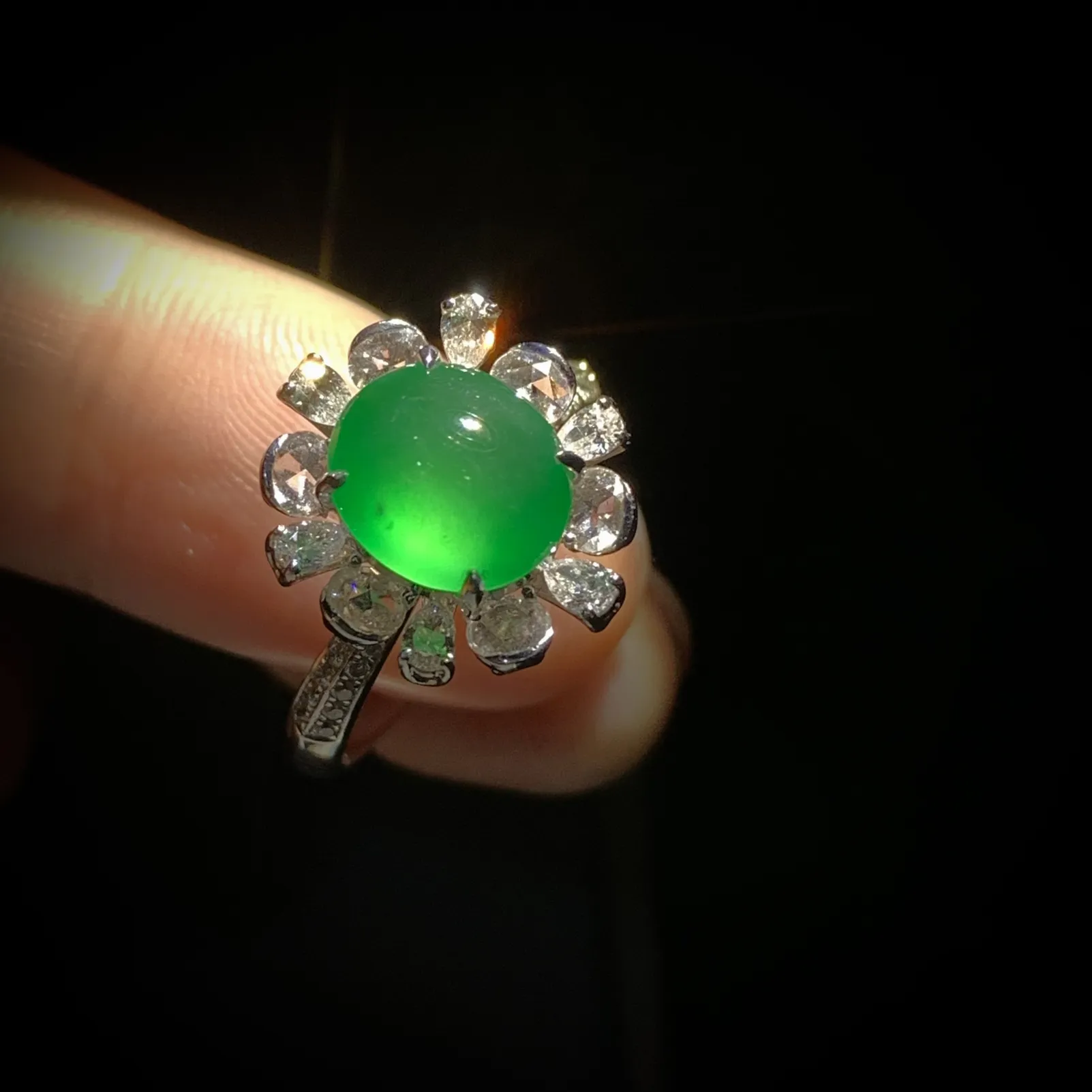 绿蛋面戒指，裸石9.2-8-4.5mm，14#，
18K金，南非钻。