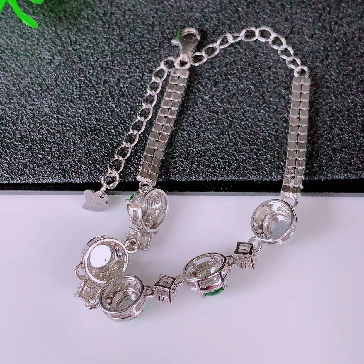 冰透满绿翡翠925银镶嵌手链，自然光实拍，翠色灵动，颜色漂亮，种老水足，品相佳，佩戴佳品！#97.16整体7.5*7.5*5.6裸石4.8*4.8