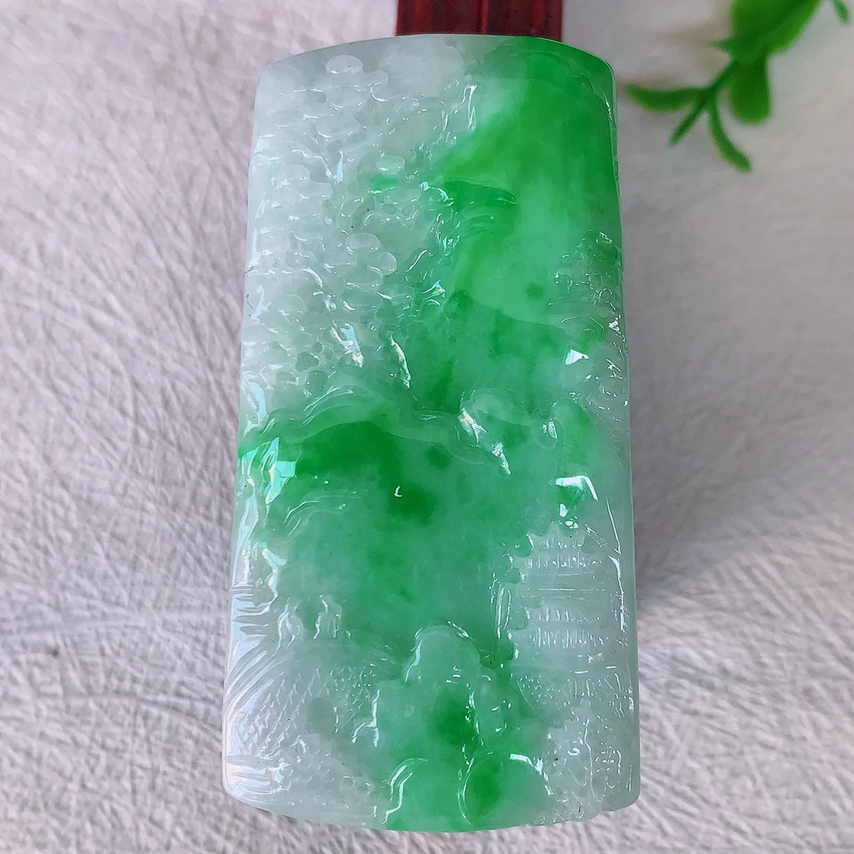 自然光实拍，冰飘绿山水牌吊坠，翡翠山水，立体生动形象，山水素材布局合理，意境感佳，佩戴上身效果更高贵