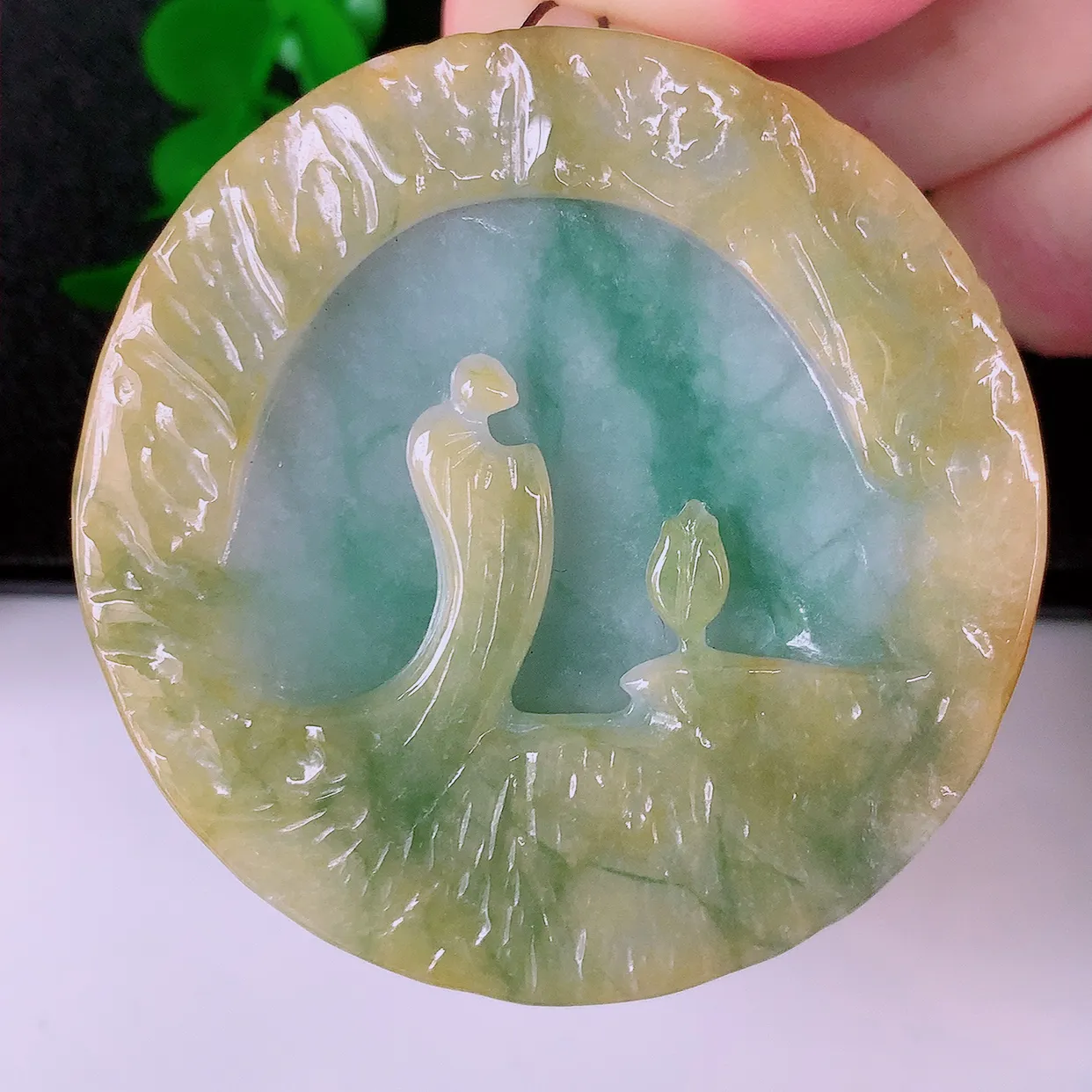 自然光实拍，特色黄加绿翡翠三彩悟道吊坠，翡翠悟道寓意“祥和，安宁，吉祥，幸福”，佩戴效果优雅迷人，性价比超高！#60.16