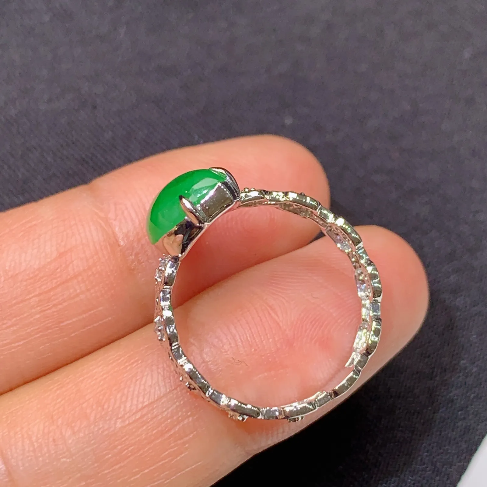 阳绿随形戒指 18k金镶嵌，简约时尚，冰润色阳，种水好 圈口13 尺寸13.5*7.8*2.6