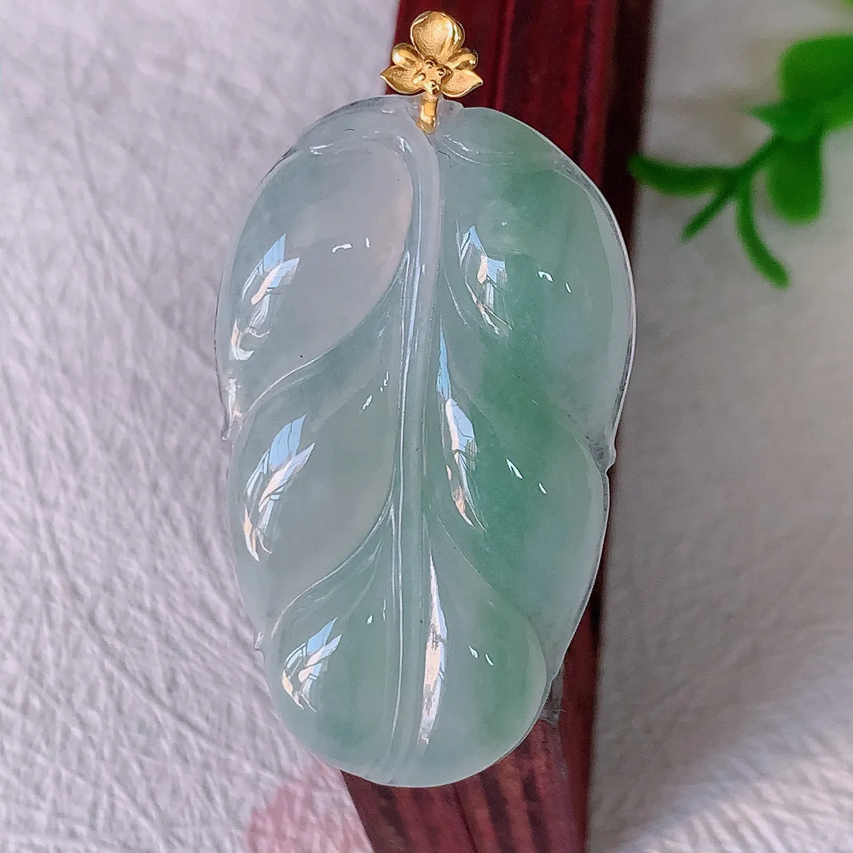 18K金镶嵌冰种飘花翡翠叶子吊坠 ，种水足，色泽清新，工艺精湛，叶子寓意美好；金枝玉叶，事业有成。#00.16