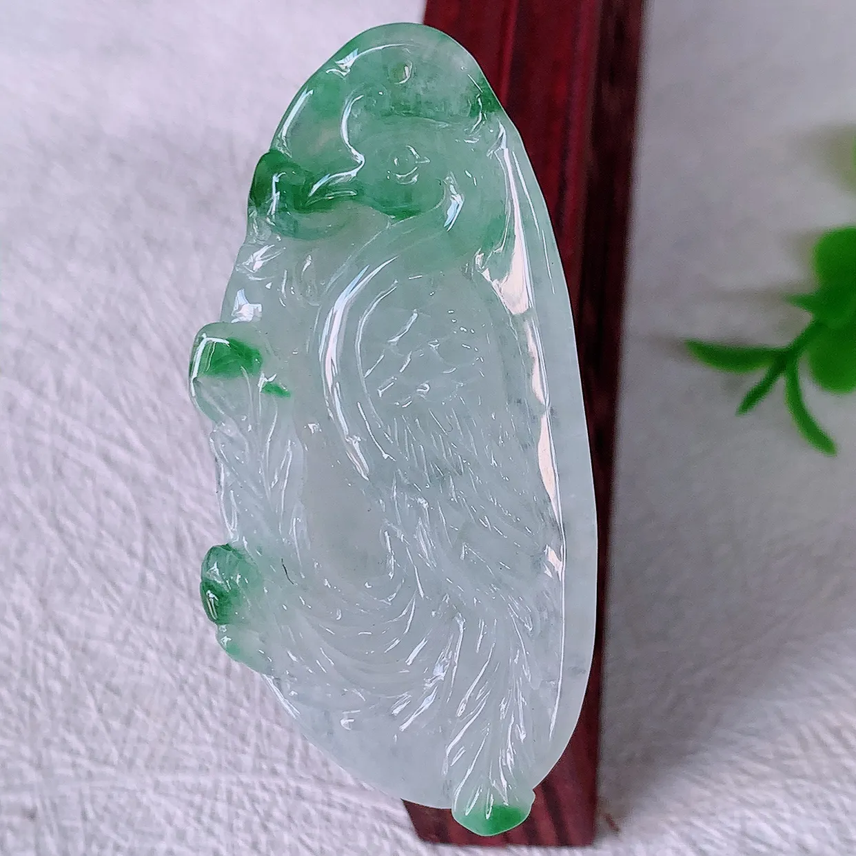 自然光实拍，冰种飘绿翡翠招财凤凰吊坠，种老水足，雕工精湛 ，寓意美好，佩戴时尚出众！#81.16
