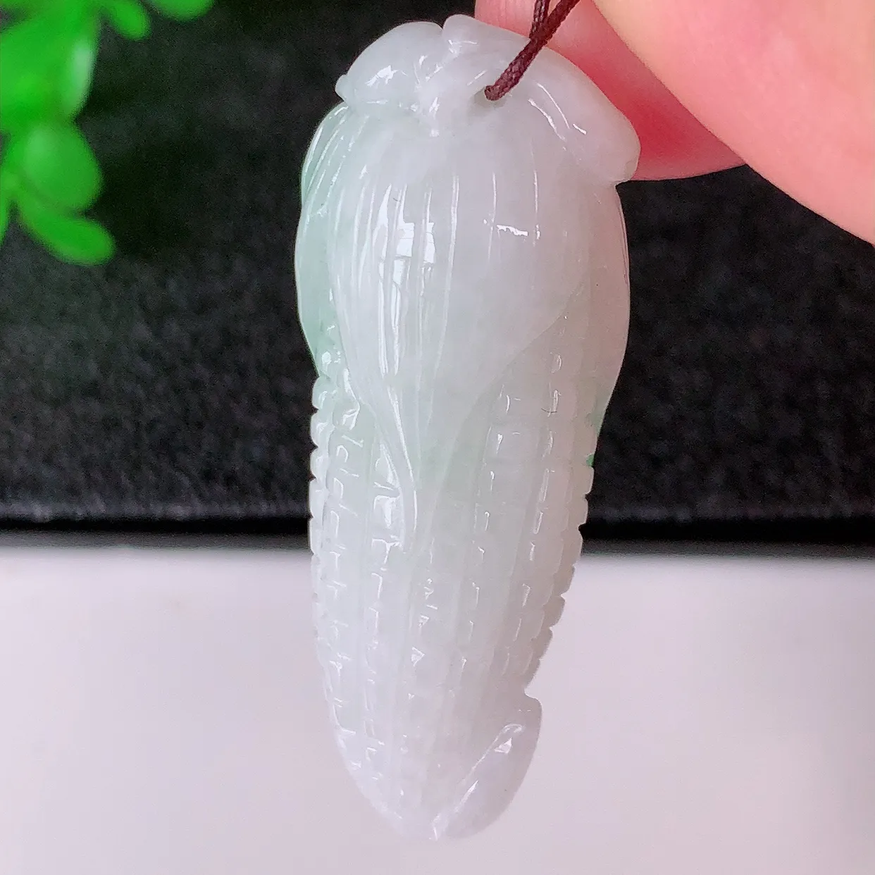 自然光实拍，水润飘绿翡翠多子多福玉米吊坠，翠色灵动，玉质细腻，颜色漂亮，品相佳，佩戴佳品！#57.16