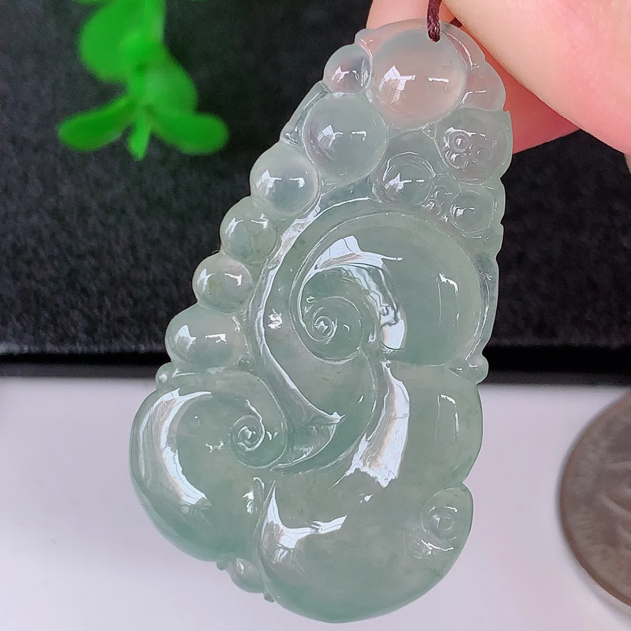 自然光实拍，冰种翡翠如意吊坠，冰透，翠色灵动，饱满，万事如意，如意一生，配戴精美！#01.16