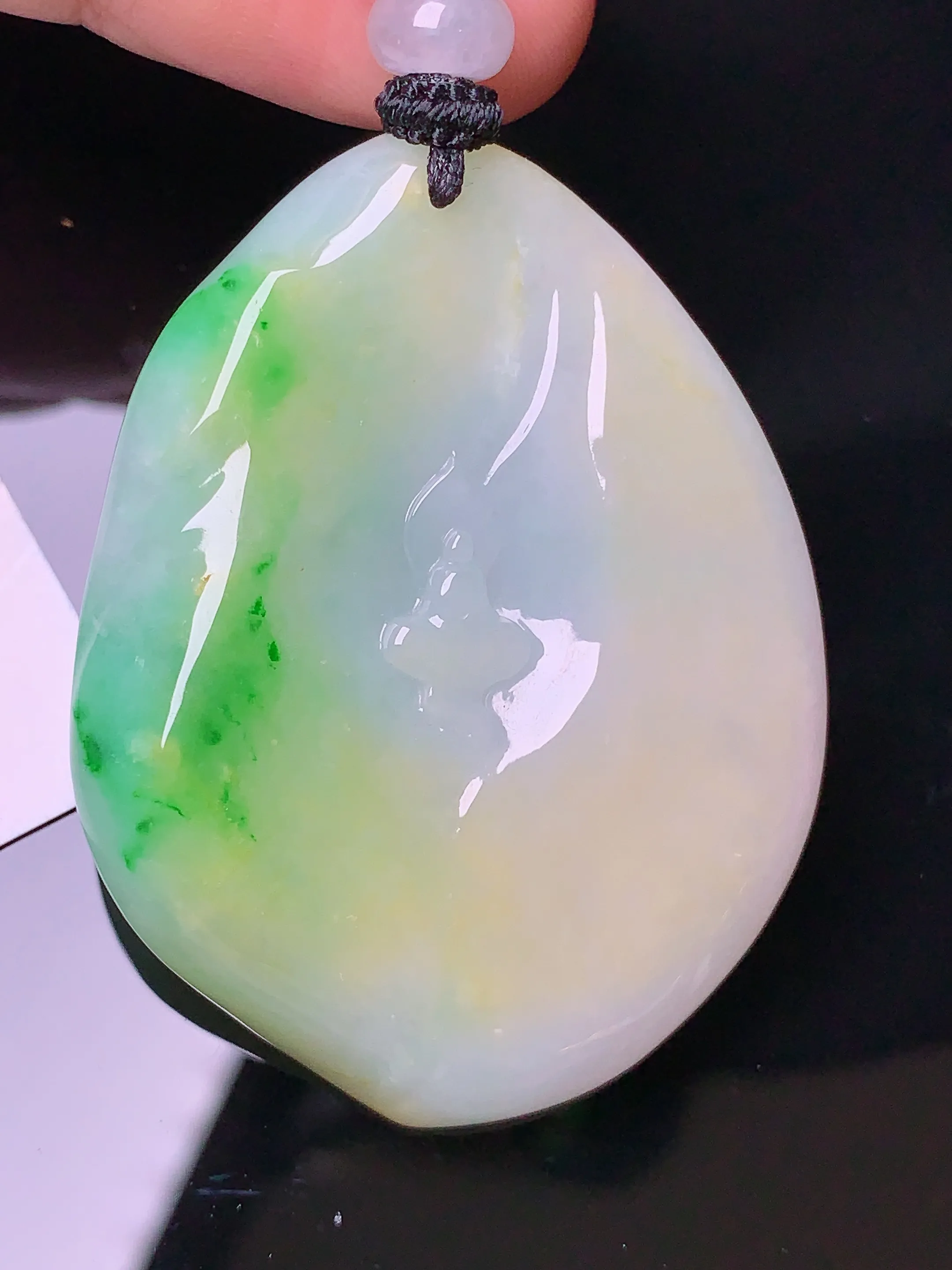 黄绿雕花牌吊坠 玉质细腻 色泽艳丽  整体尺寸45.7*36*7