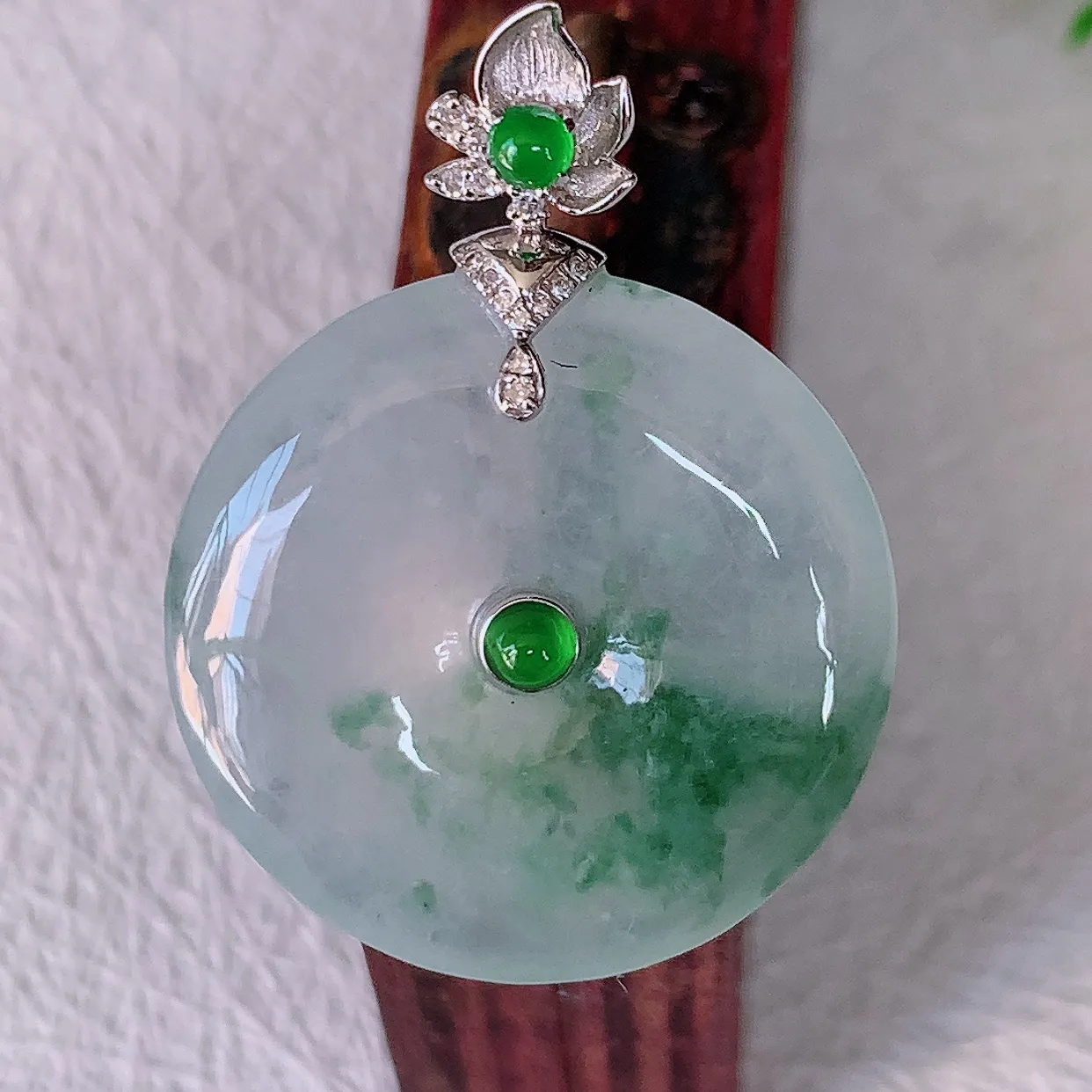 自然光实拍，18K金镶嵌冰种飘花翡翠平安扣吊坠，翡翠平安扣，冰润光泽，寓意平平安安，平安扣佩戴时尚漂亮！#1.16整体32*23.5*6裸石23.5*23.5