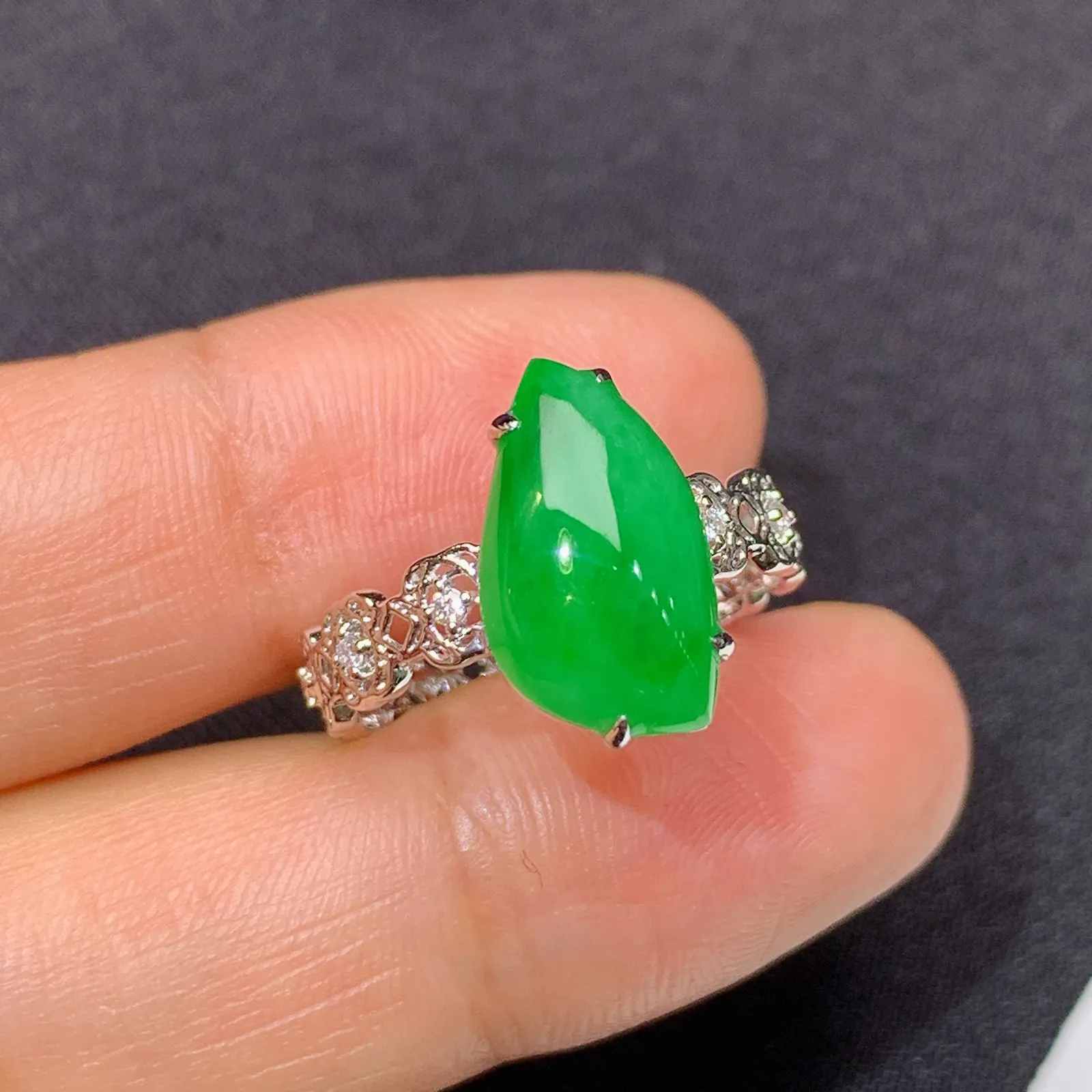 阳绿随形戒指 18k金镶嵌，简约时尚，冰润色阳，种水好 圈口13 尺寸13.5*7.8*2.6