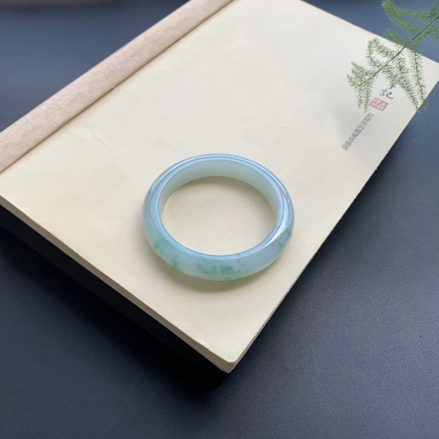 57圈口飘花正圈手镯 尺寸：57-13-9，无纹裂，细腻光滑，花色飘逸