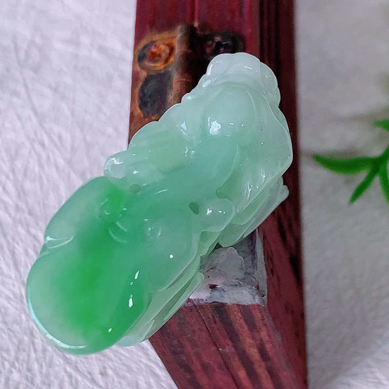 自然光实拍，冰润飘绿翡翠招财貔貅吊坠， 民间有“一摸貔貅运程旺盛，再摸貔貅财运滚滚，三摸貔貅平步青云 ”的美好祝愿。#81.16
