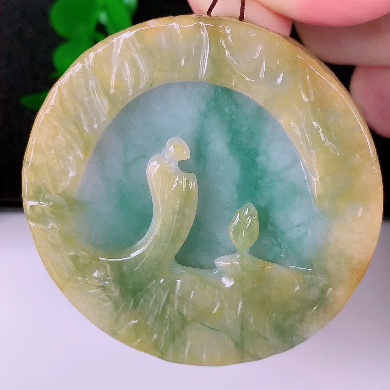 自然光实拍，特色黄加绿翡翠三彩悟道吊坠，翡翠悟道寓意“祥和，安宁，吉祥，幸福”，佩戴效果优雅迷人，性价比超高！#60.16