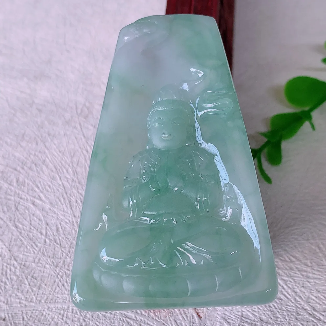 自然光实拍，冰飘花观音菩萨吊坠，赐福翡翠观音，翠绿迷人，观音面相端庄，佩戴时尚出众！#03.16