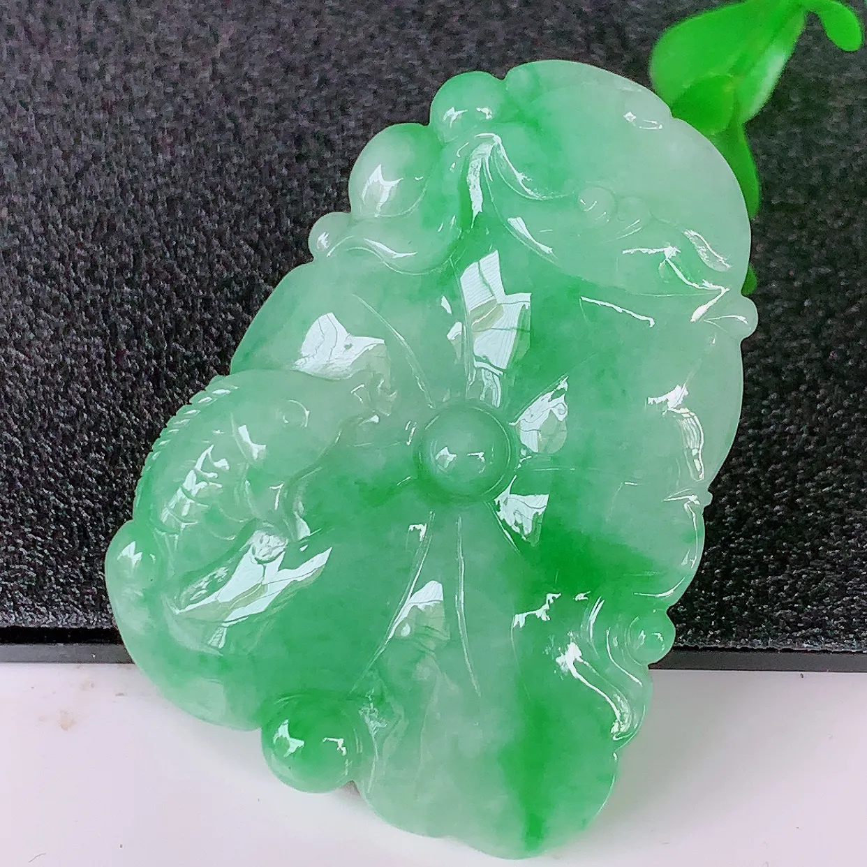 自然光实拍，冰润飘绿翡翠荷叶鱼、和和美美玉坠，财源广进，自然隐逸、荷本是素不着尘之物，有和美之寓意。#05.16