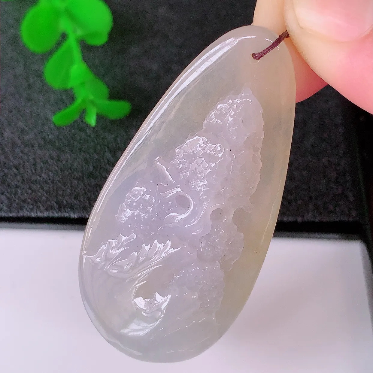 自然光实拍，冰黄翡双彩翡翠山水牌吊坠，寓意“常青、背靠大山、水（财）长流、平安之意”生机盎然的翠意，一眼既心醉，雕工精致，佩戴效果优雅迷人！#60.16