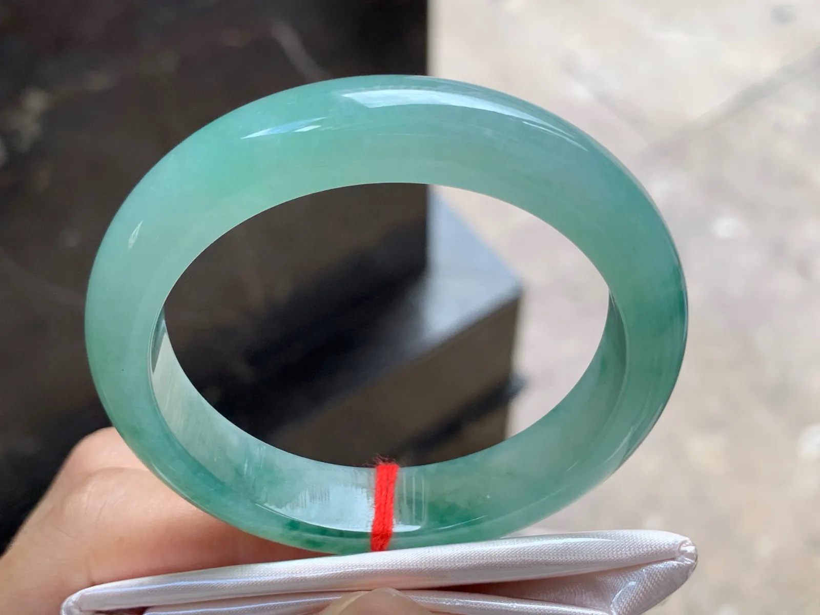圈口：51.5-11.7-7.8mm                                                 
正圈 51 52可戴 飘花手镯
种水佳～ 底色浓郁实物美丽