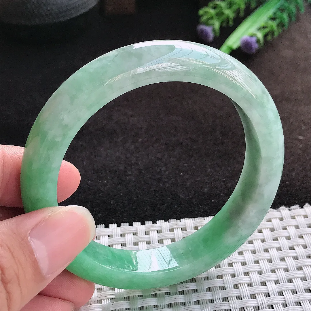 自然光57.5/12.4/8.8老坑精美温润飘绿手镯宽边翡翠玉镯美人镯