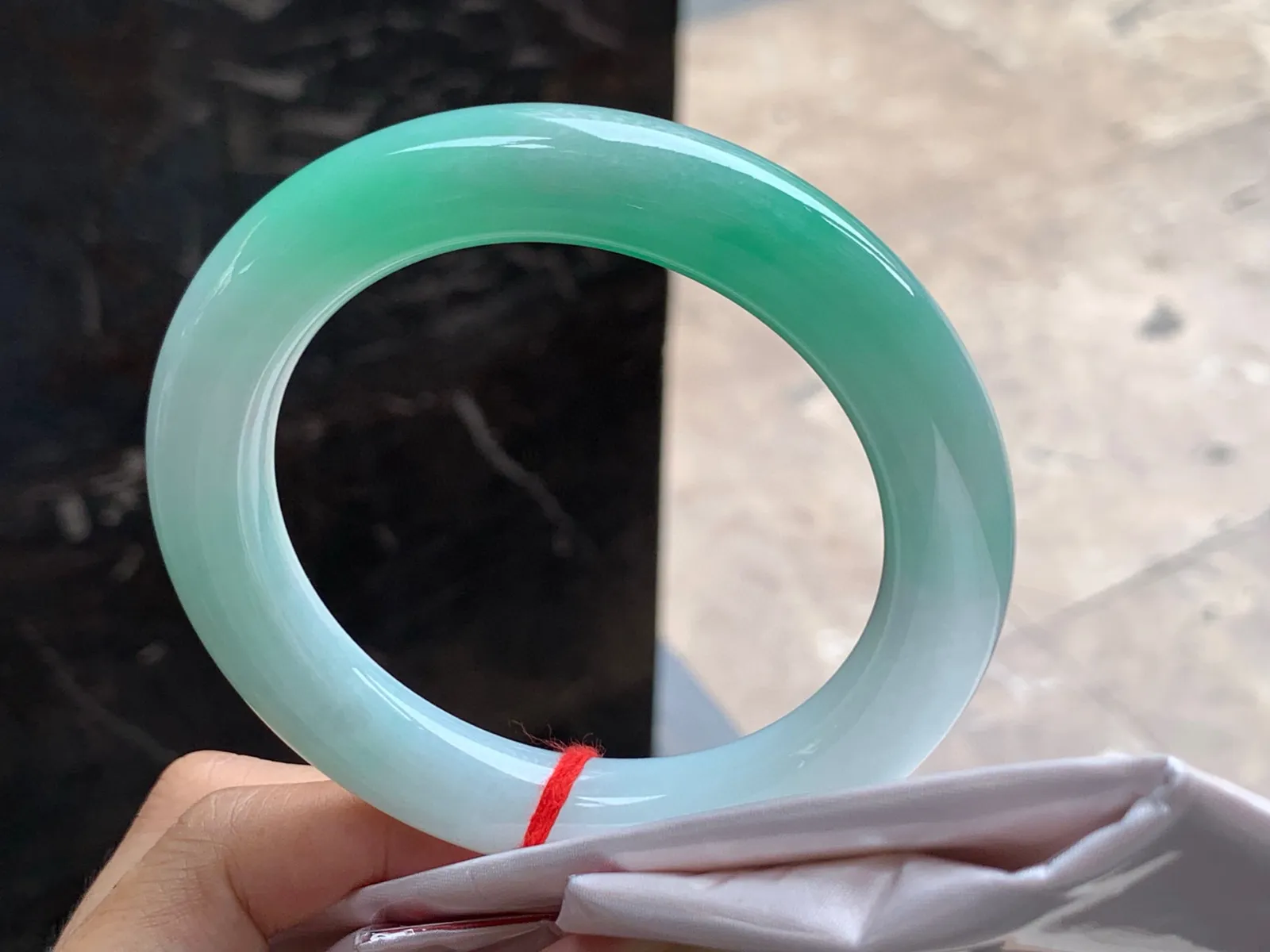 圈口：63-12.6mm                                                 
正圈 63 64可戴 带色圆条
颜色鲜艳浓郁～ 细腻的玉质实物美丽