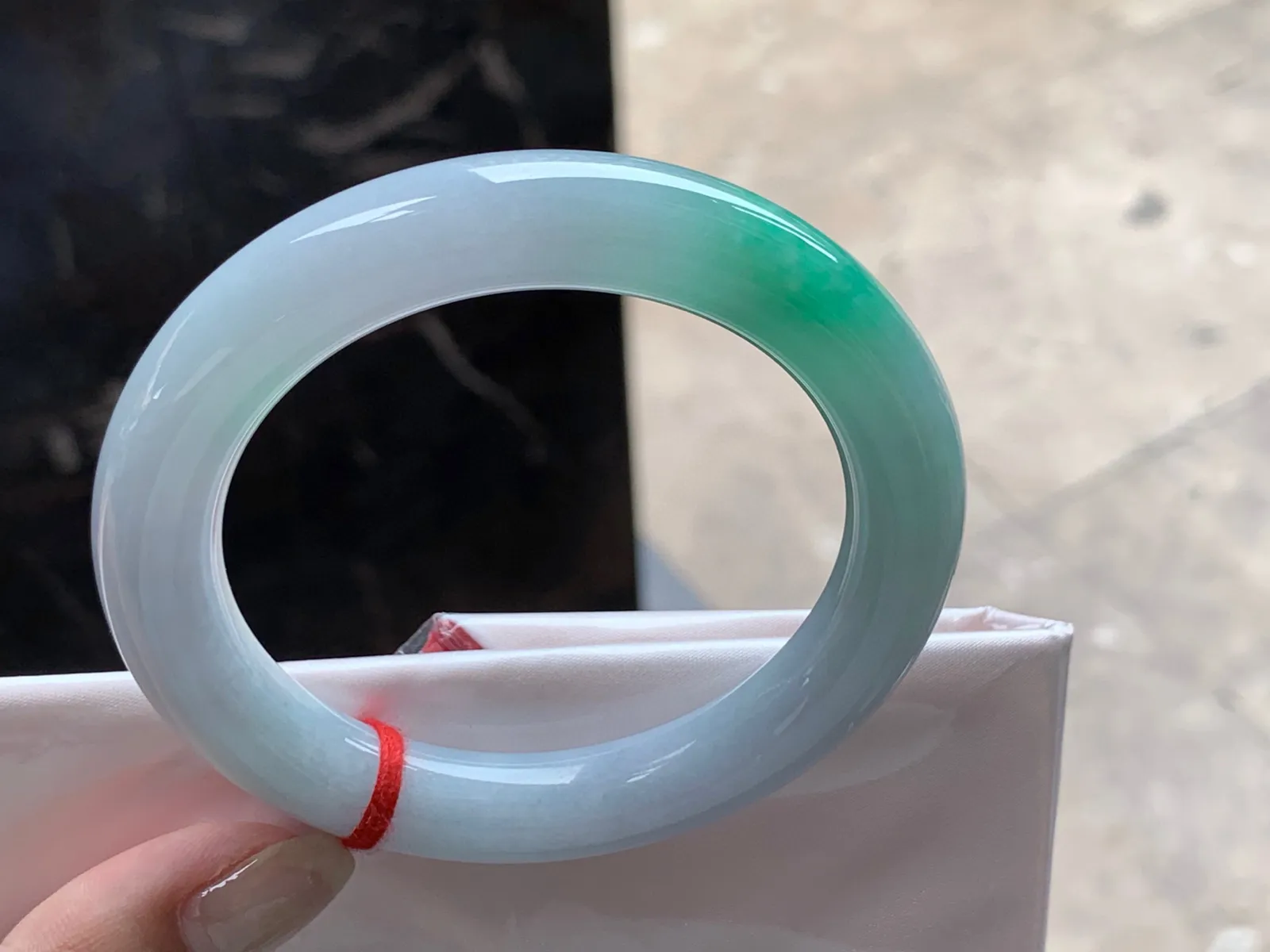 圈口：56-11mm                                                 
正圈 56 57可戴 带色圆条
颜色点缀～ 白底清爽实物美丽 上手优秀