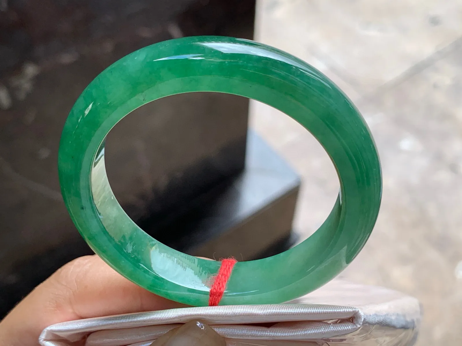 圈口：52-11.7-8.6mm                                                 
正圈 51 52可戴 满色手镯
颜色鲜艳浓郁～ 种水佳实物美丽
