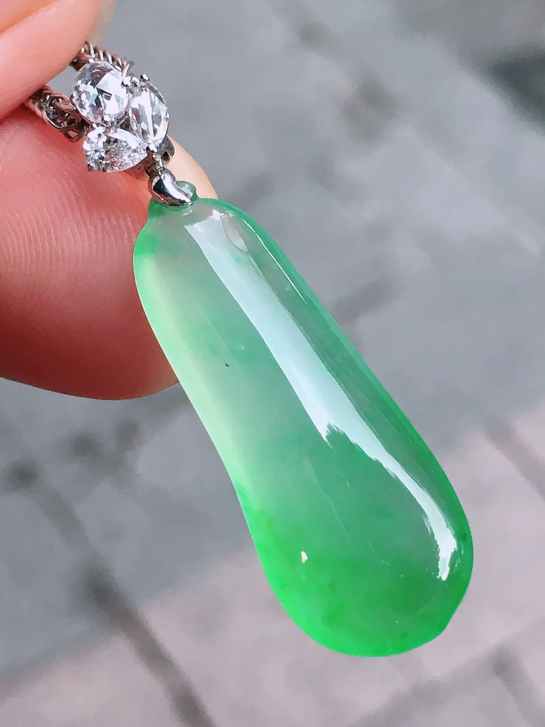 冰绿福瓜吊坠，色泽均匀艳丽，玉质细腻，荧光感超
强，饱满圆润，尽显优雅气质，18k
金豪华镶嵌