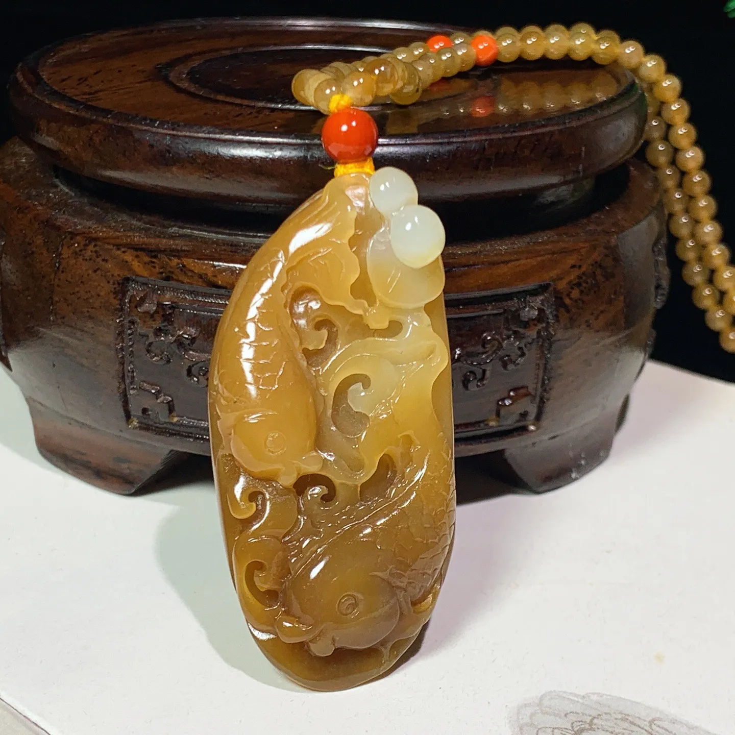 新疆且末糖连年有余双鱼挂件。尺寸56/27/15链子尺寸4重46.7克 玉质细腻油润 底色纯净 脂粉