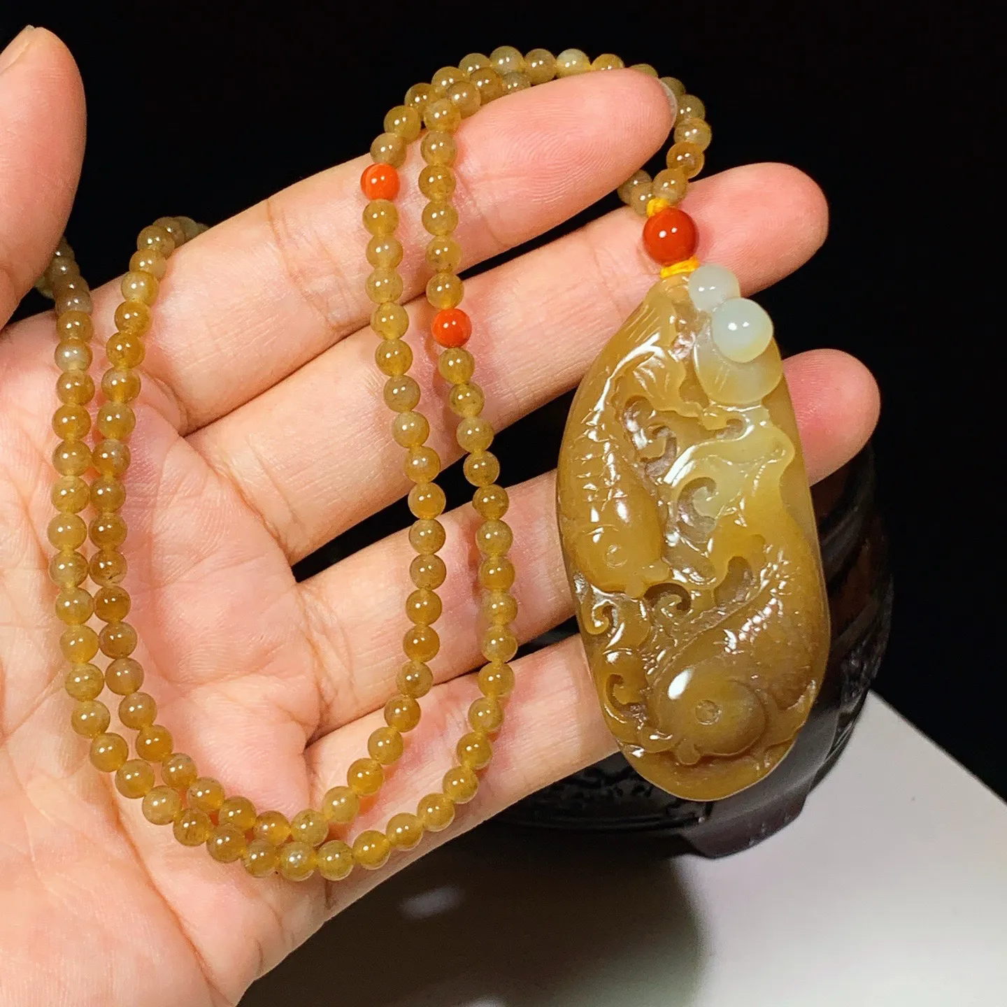 新疆且末糖连年有余双鱼挂件。尺寸56/27/15链子尺寸4重46.7克 玉质细腻油润 底色纯净 脂粉好，品质好。lt250917
