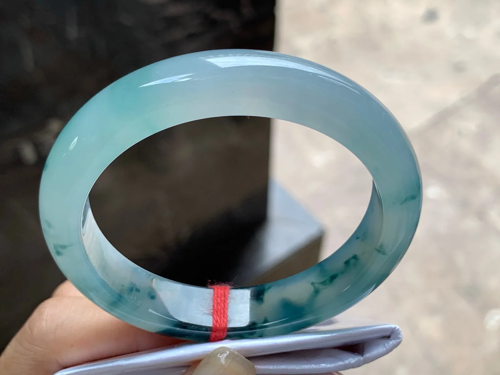 圈口：56.5-12.5-8.5mm                                                 
正圈 56 57可戴 冰飘花手镯
种水佳～ 实物美丽胶感温润