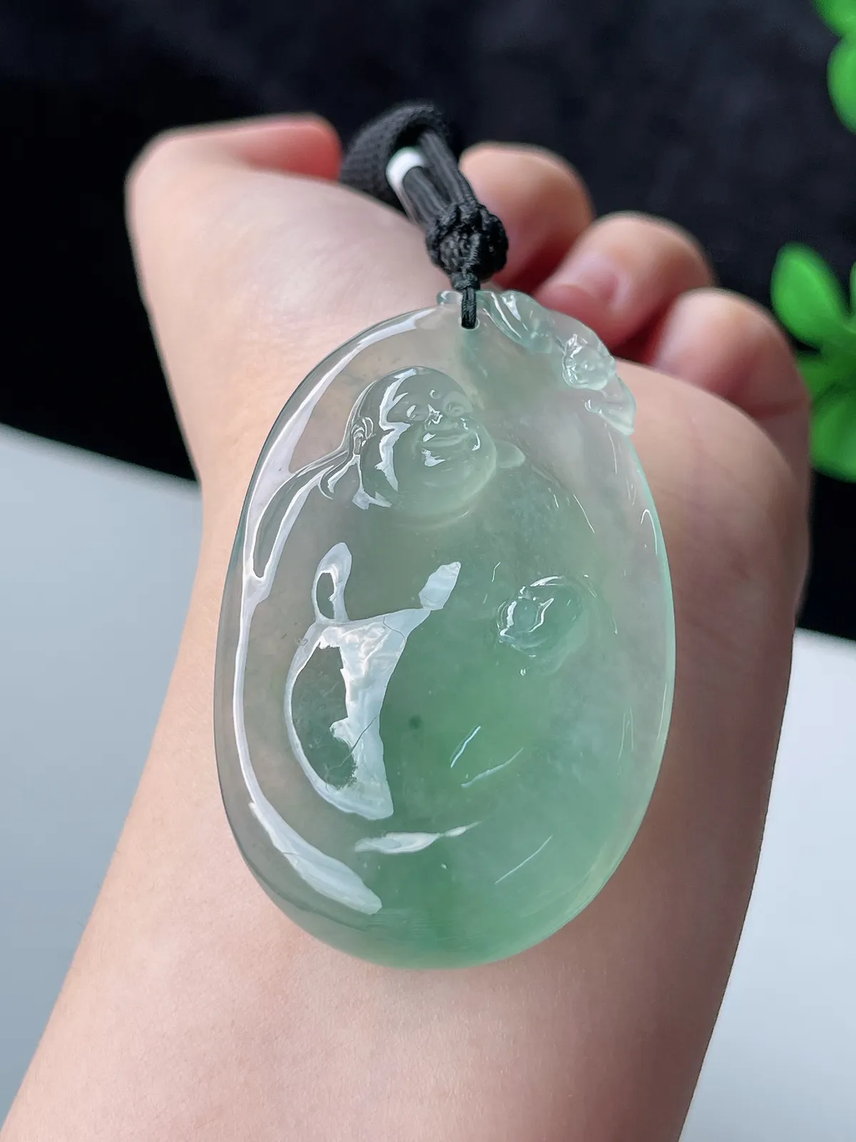 翡翠冰种淡绿色吊坠