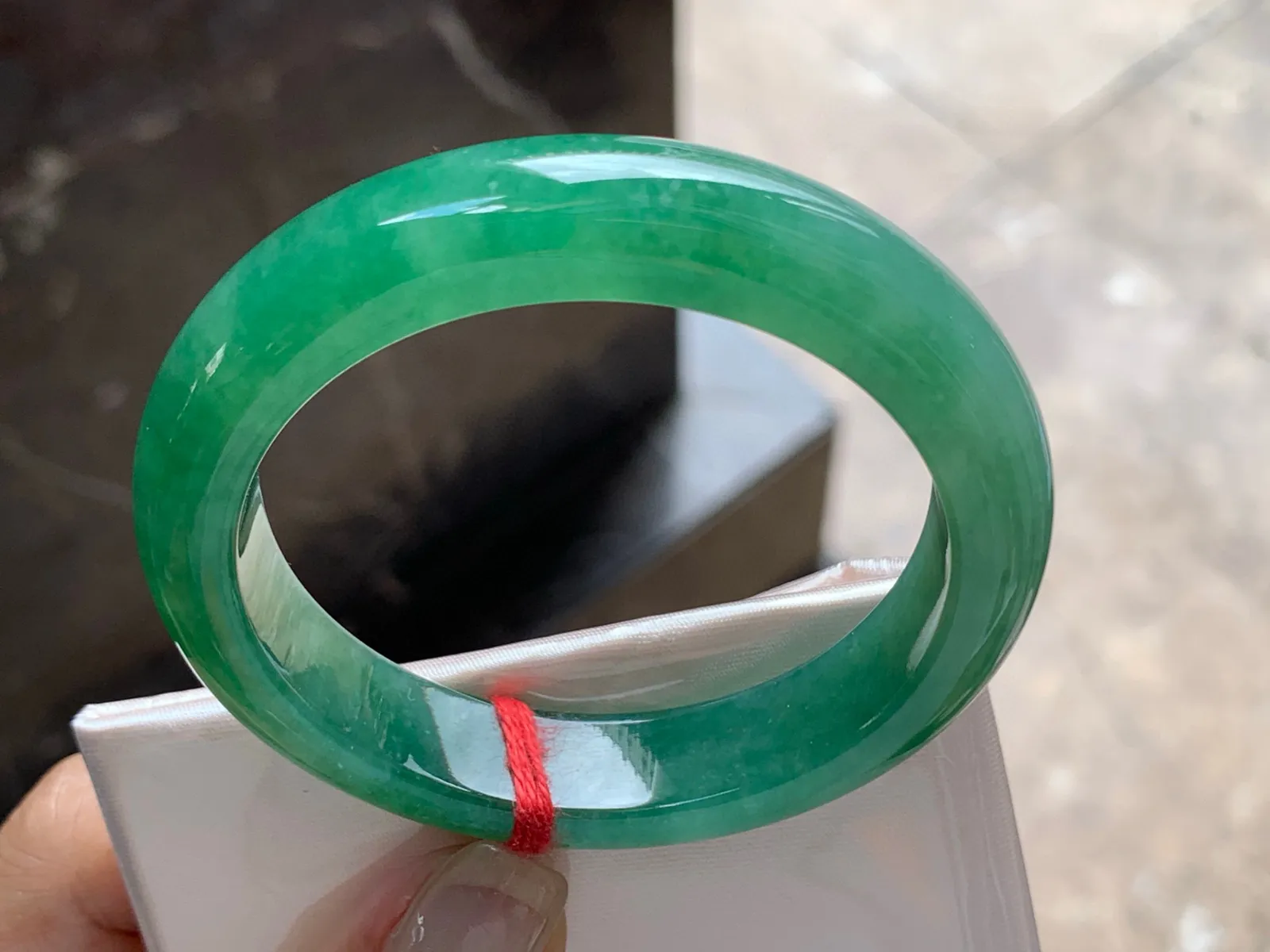 圈口：52-11.7-8.6mm                                                 
正圈 51 52可戴 满色手镯
颜色鲜艳浓郁～ 种水佳实物美丽