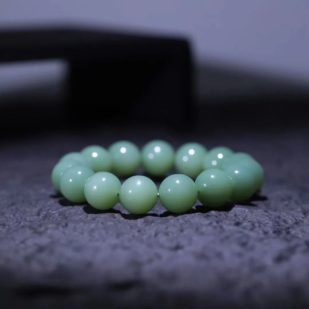 精品美物
【浅夏~手串】和田碧玉粉青，圆珠手串；玉质细腻油润，饱满光滑；冰底浅青色使人心旷神怡；有着祈福平安，福禄齐康的寓意~佩戴禅意滋生 ！
【规格】珠径15mm，81.8g