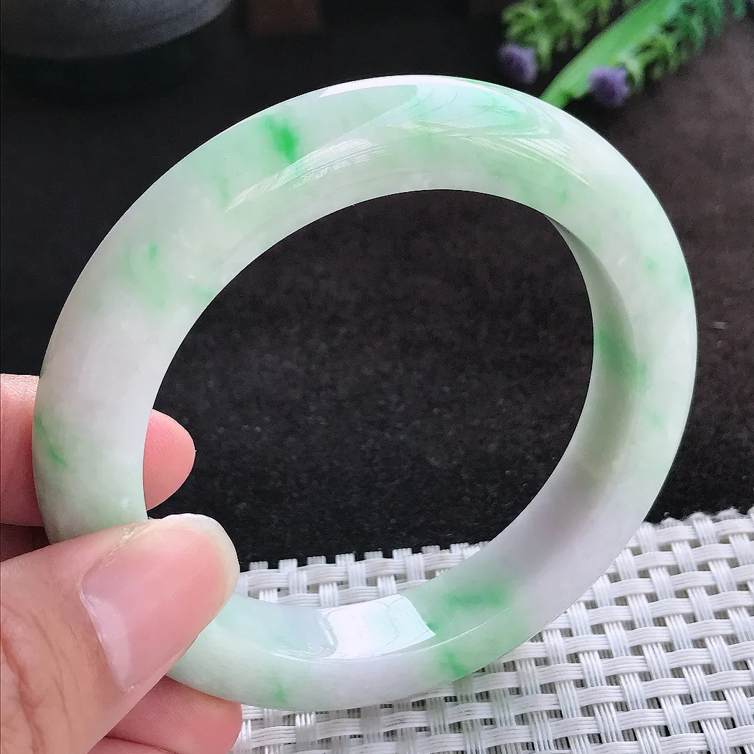 自然光58.5/11.9/10.8老坑精美温润飘绿手镯宽边翡翠玉镯美人镯