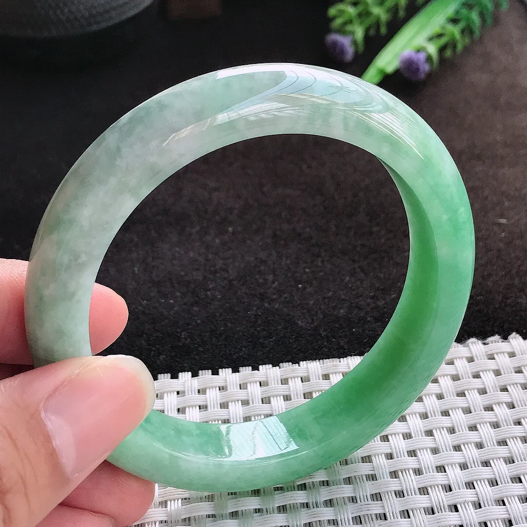 自然光57.5/12.4/8.8老坑精美温润飘绿手镯宽边翡翠玉镯美人镯