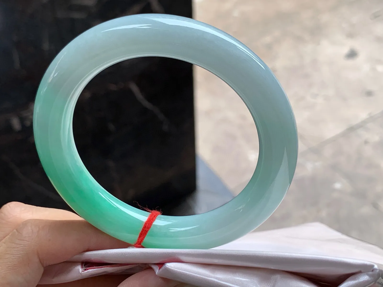 圈口：63-12.6mm                                                 
正圈 63 64可戴 带色圆条
颜色鲜艳浓郁～ 细腻的玉质实物美丽