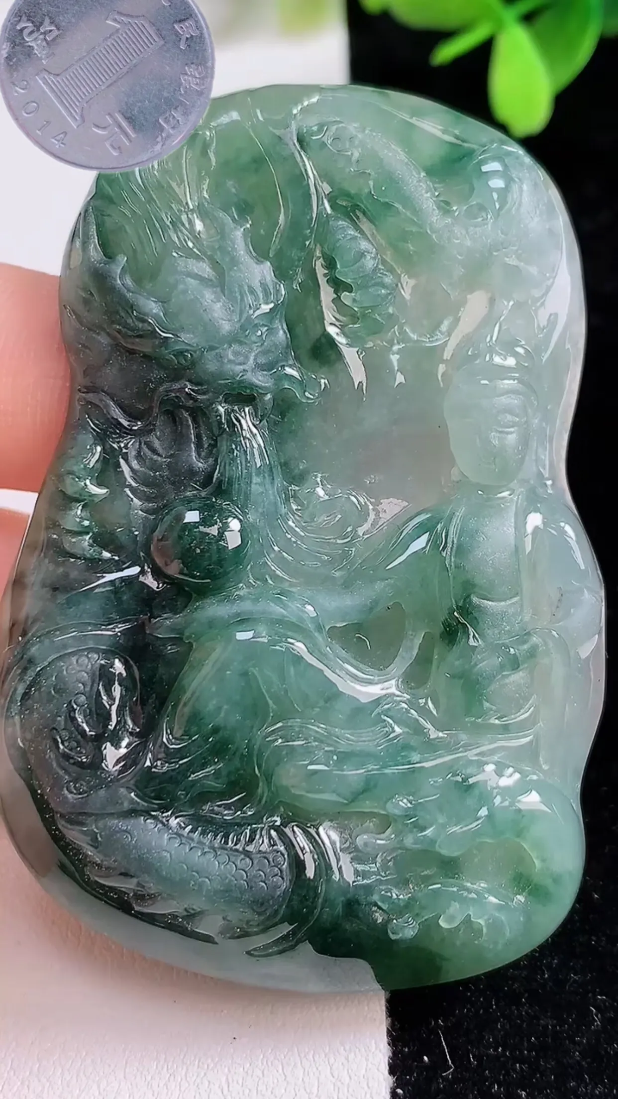缅甸天然翡翠a货 老坑料起胶冰润 飘绿祥龙观音菩萨吊坠，尺寸63.9-43.4-6.8mm  y 33.57
