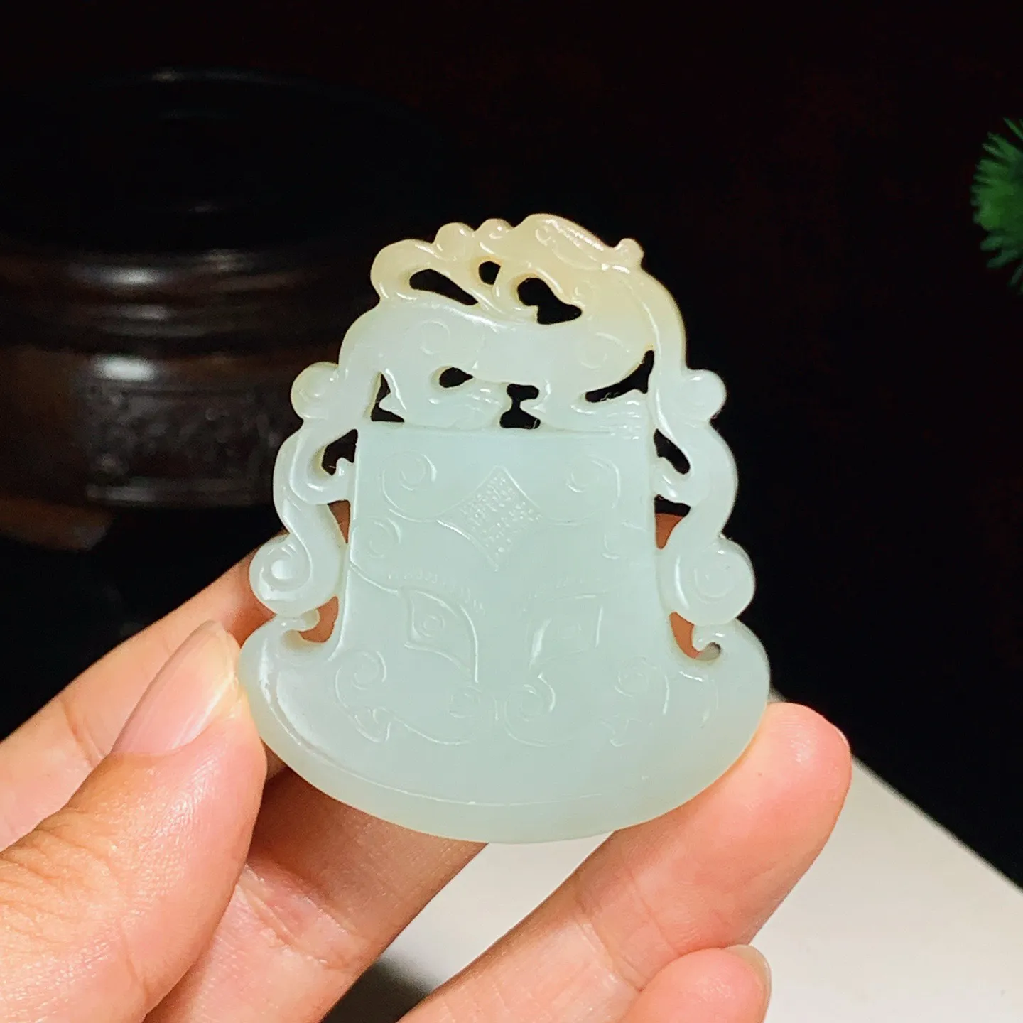 新疆和田玉且末糖仿古龙牌子挂件。尺寸51/43/8重32克 白度一级。玉质细腻油润 底色纯净 脂粉好，品质好。lt250917