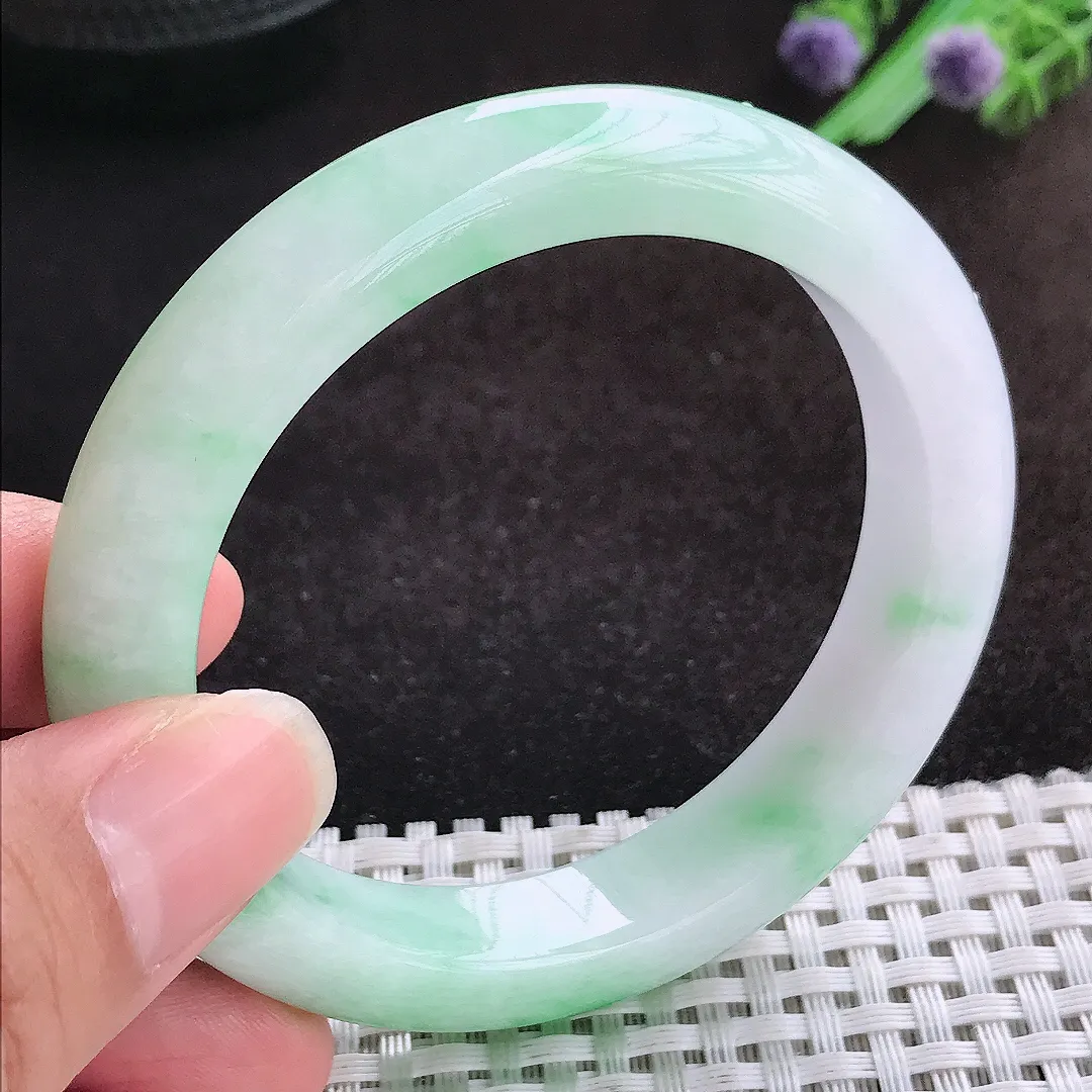 自然光55.5/11.5/8.8老坑精美温润飘绿手镯宽边翡翠玉镯美人镯