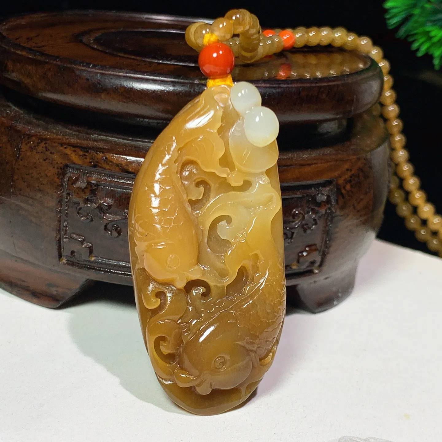 新疆且末糖连年有余双鱼挂件。尺寸56/27/15链子尺寸4重46.7克 玉质细腻油润 底色纯净 脂粉好，品质好。lt250917