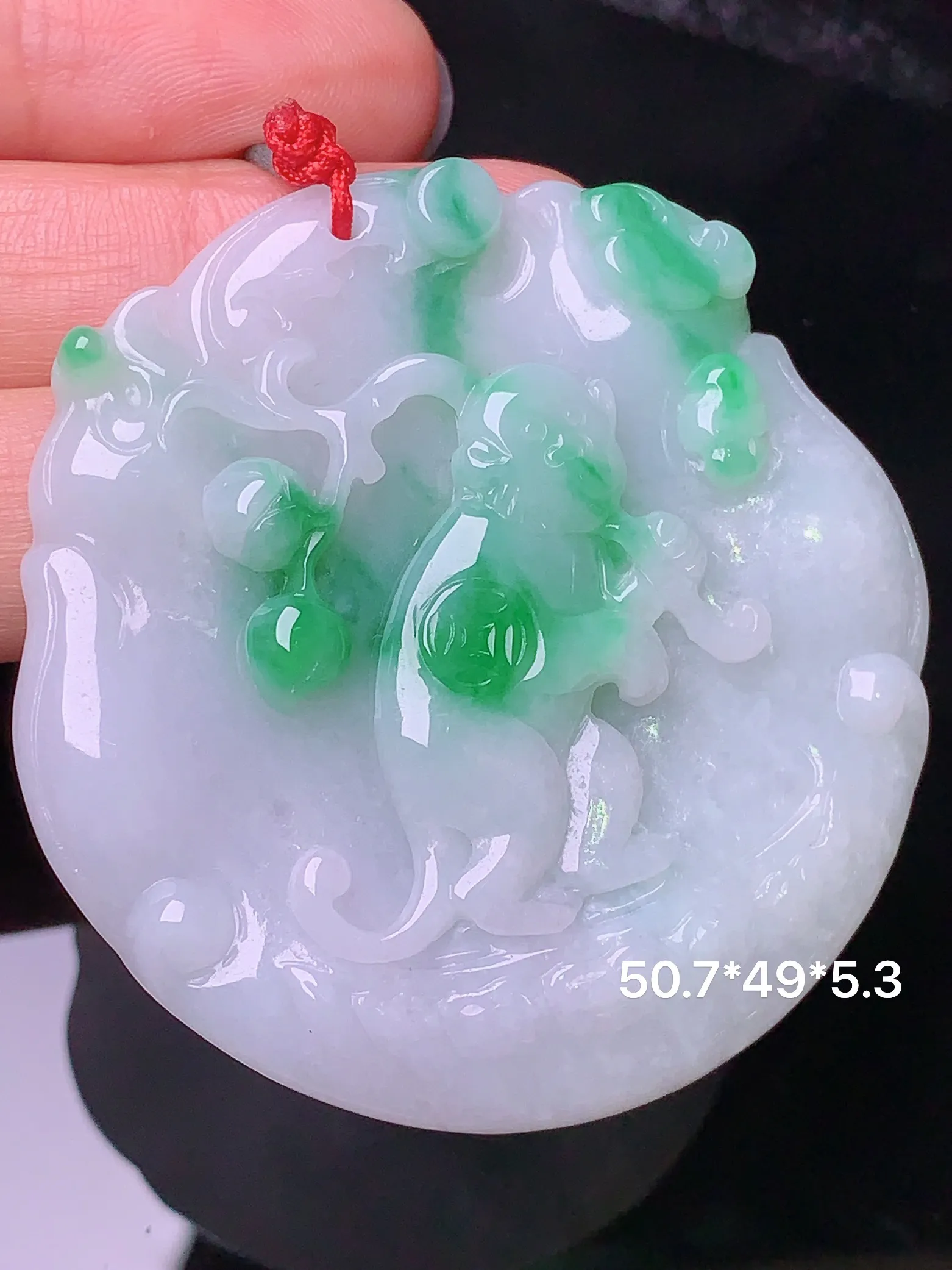 飘绿灵猴献寿吊坠 玉质细腻 色泽艳丽  整体尺寸50.7*49*5.3