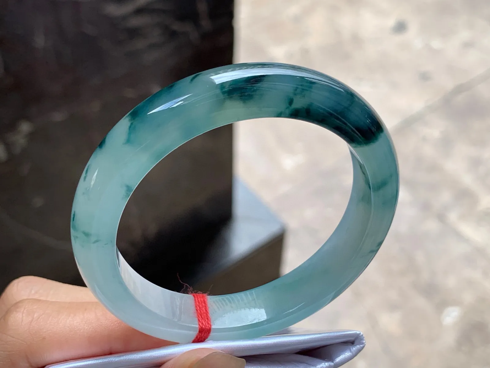圈口：56.5-12.5-8.5mm                                                 
正圈 56 57可戴 冰飘花手镯
种水佳～ 实物美丽胶感温润