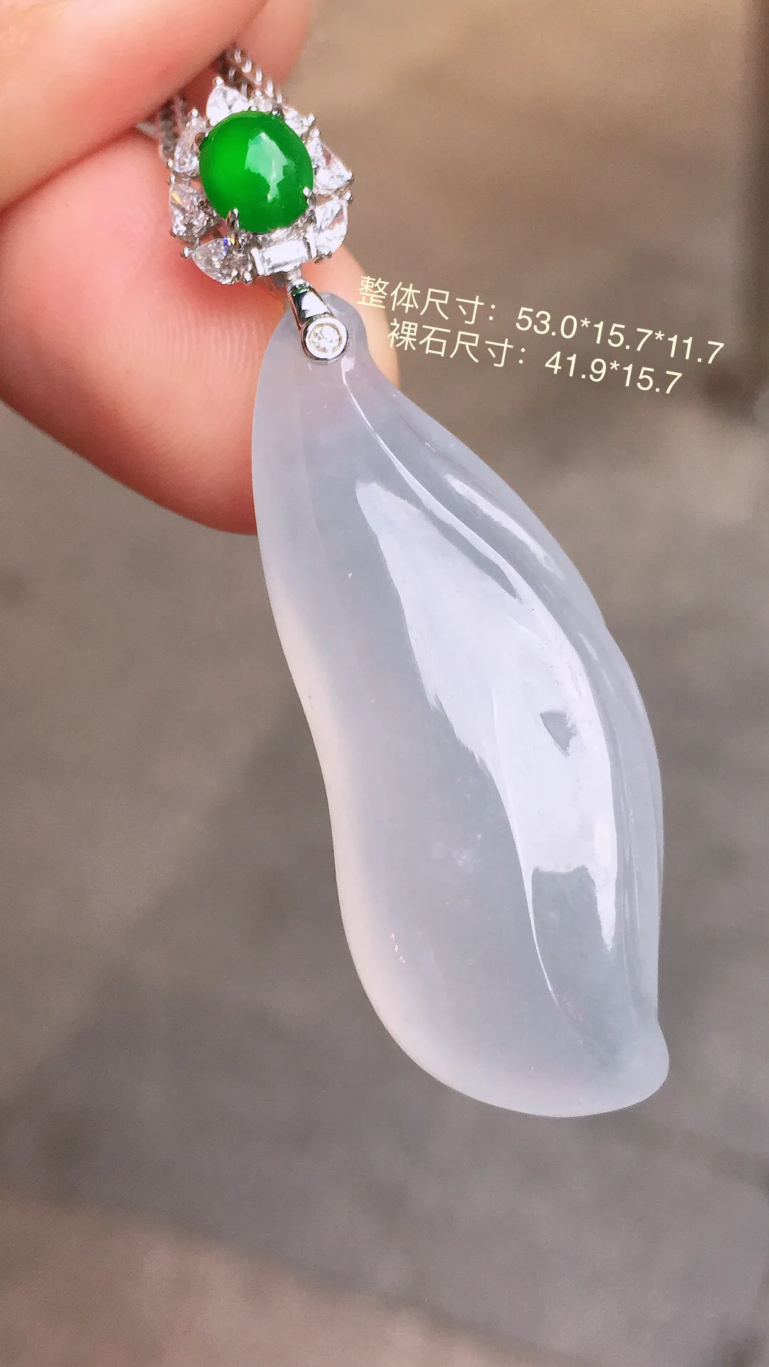 冰种福瓜吊坠，玉质细腻，荧光感超
强，饱满圆润，尽显优雅气质，18k
金豪华镶嵌