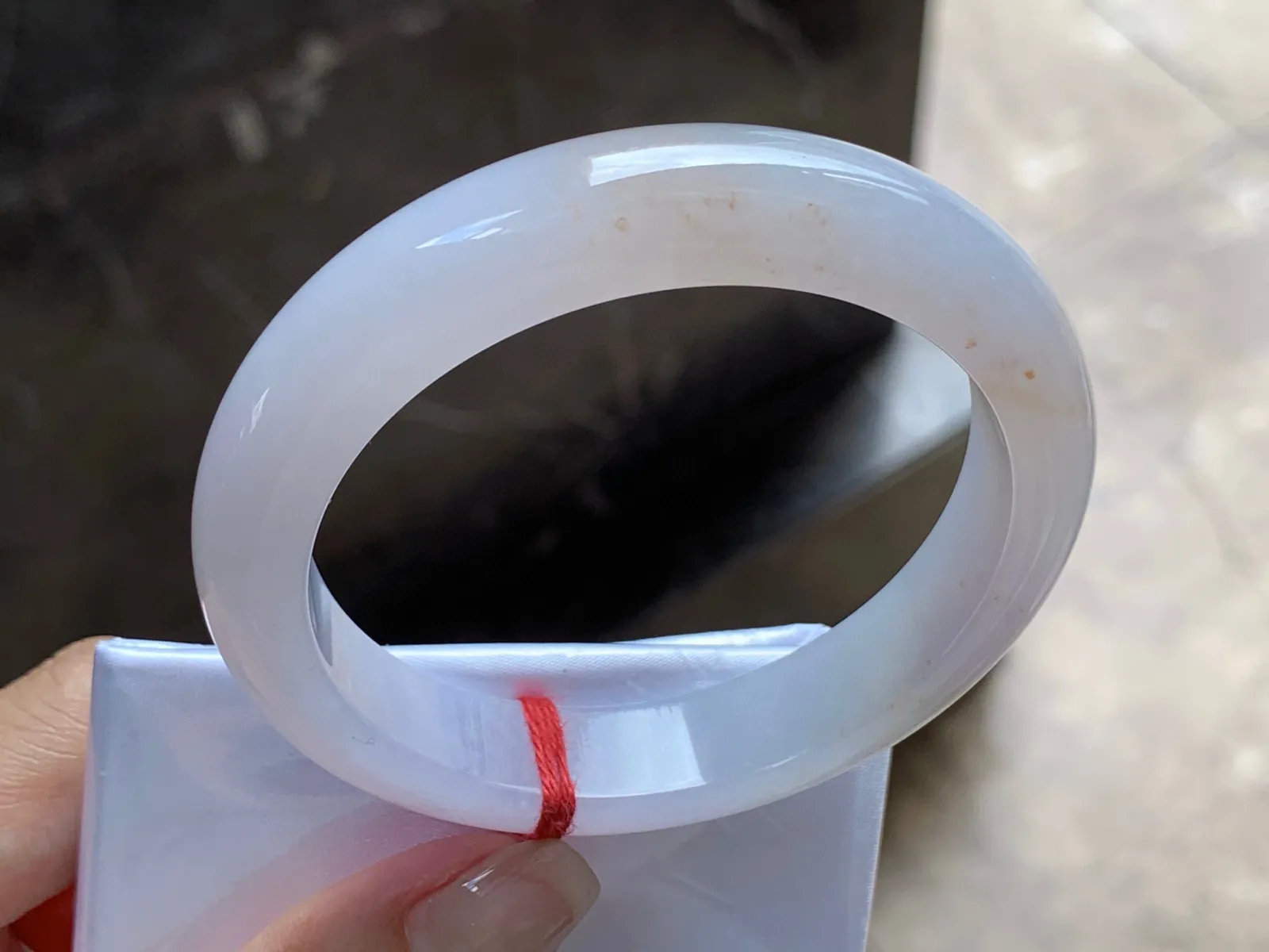 圈口：57-12-8.4mm                                                 
正圈 56 57可戴 种水手镯
种好水佳～ 黄翡点缀实物美丽