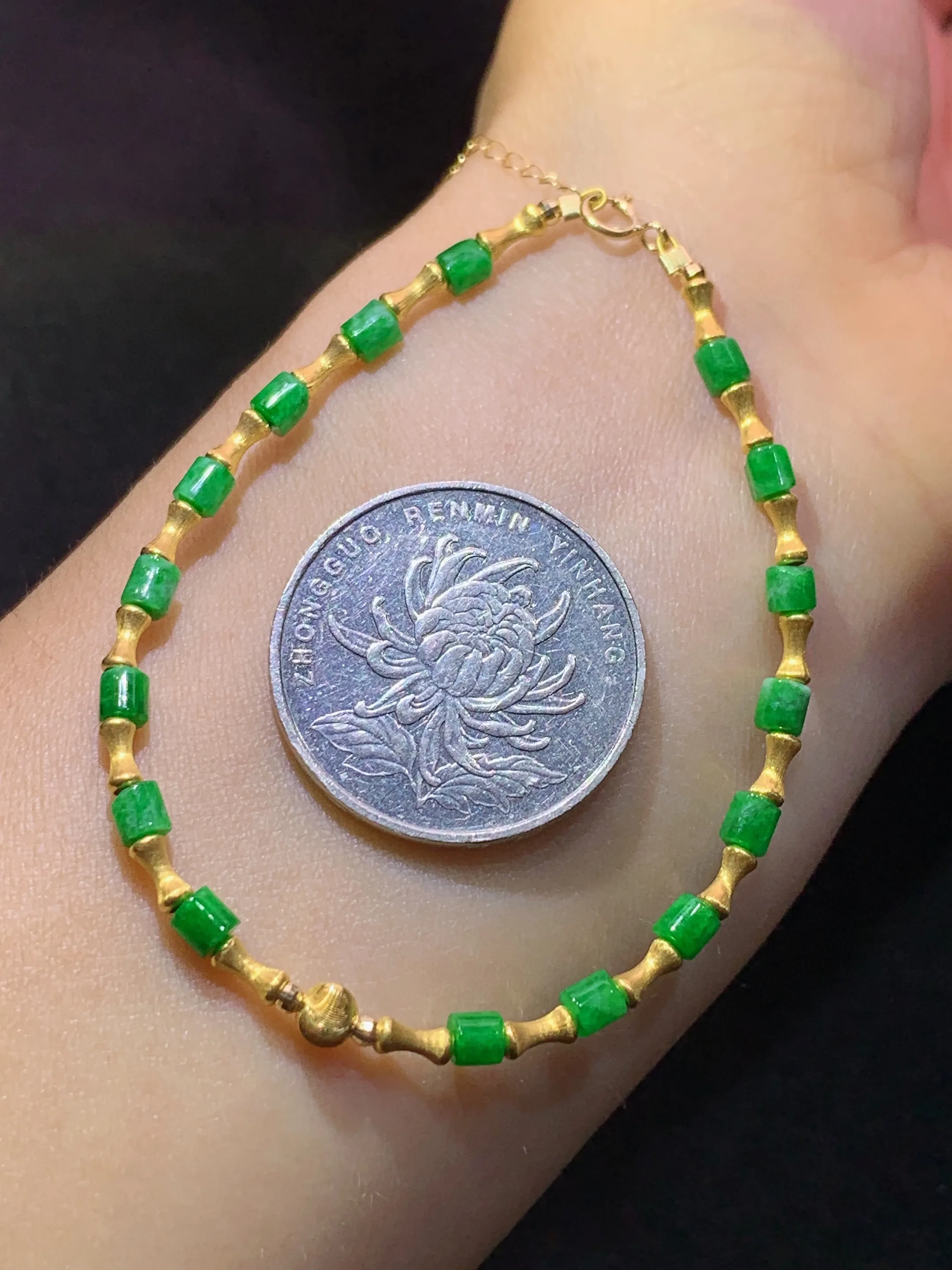 冰阳绿算盘珠手链，18k金镶嵌，款式新颖，冰润色阳，种水足，整体尺寸2.4*3