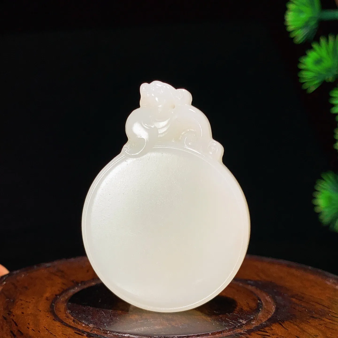 新疆和田玉白玉且末糖马到成功圆牌挂件。尺寸46/34/9重25克 白度一级。玉质细腻油润 底色纯净 脂粉好，品质好。lt250917