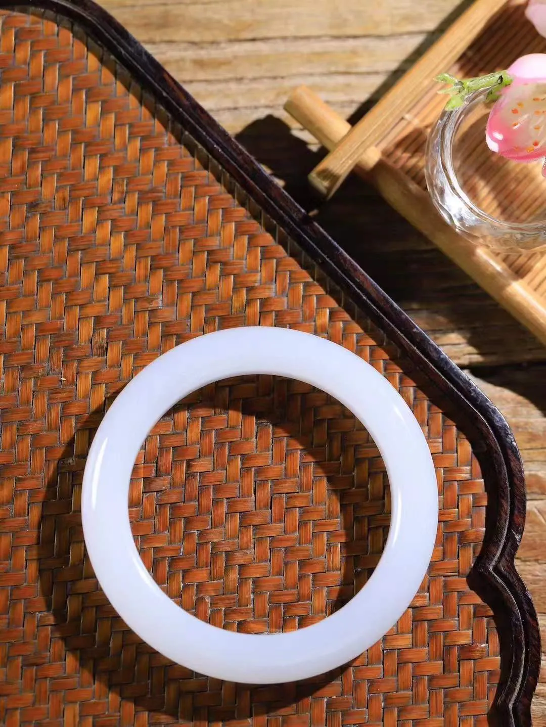 【柔情素语·手镯】

精品和田玉白玉手镯，玉质细腻温润，手感舒适，️线条流畅，简约大气，美自天成，佩戴于腕间，婉约之美，举手投足间透出那份低调奢华，醉人心扉。重54.5克 内径圈口55mm  尺寸11.2-9.8mm   FDA-11901731