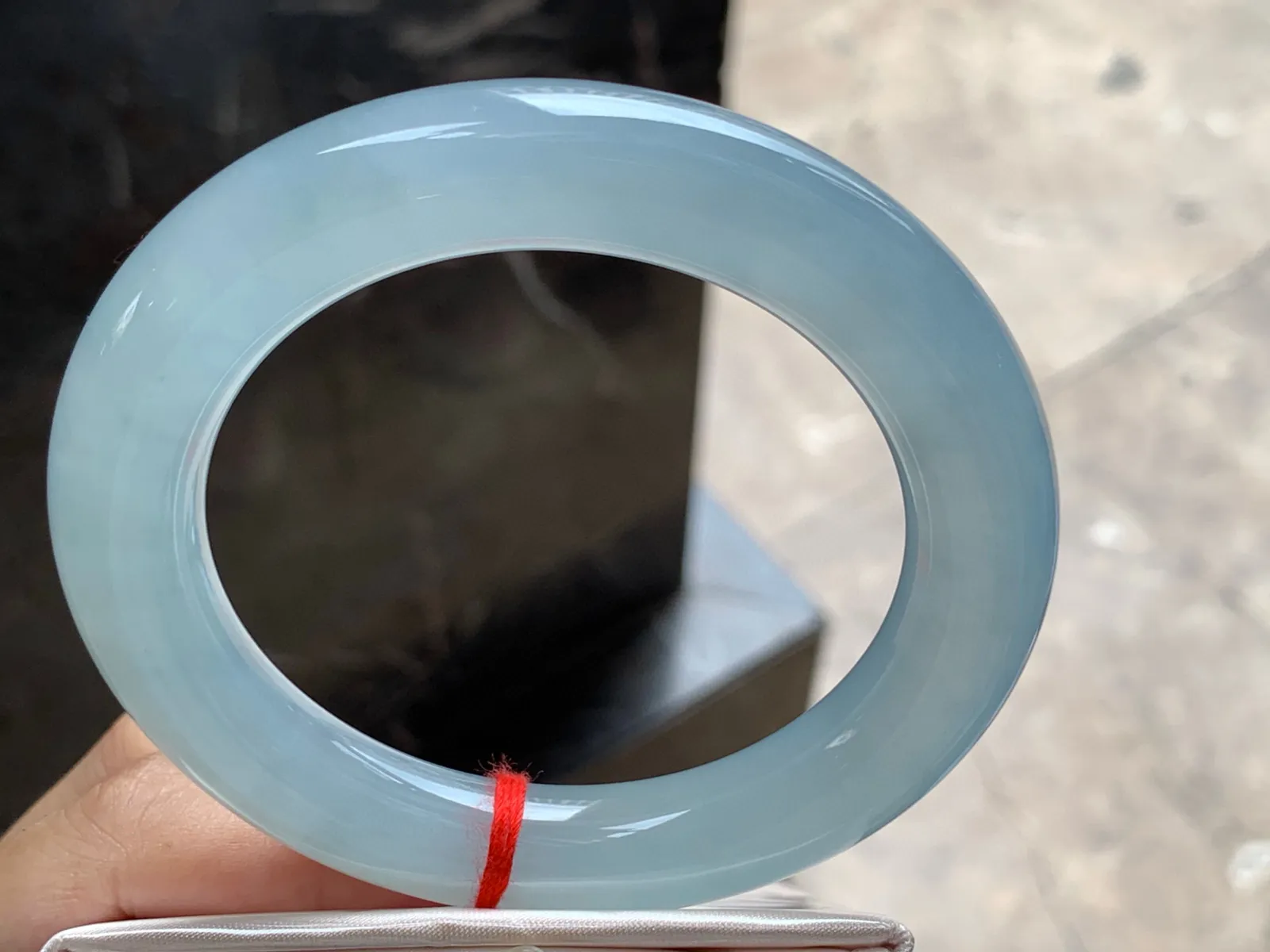 圈口：58.5-11.8mm                                                 
正圈 58 59可戴 冰种手镯
晴底水润清爽～ 胶润的一枚🩵实物美丽