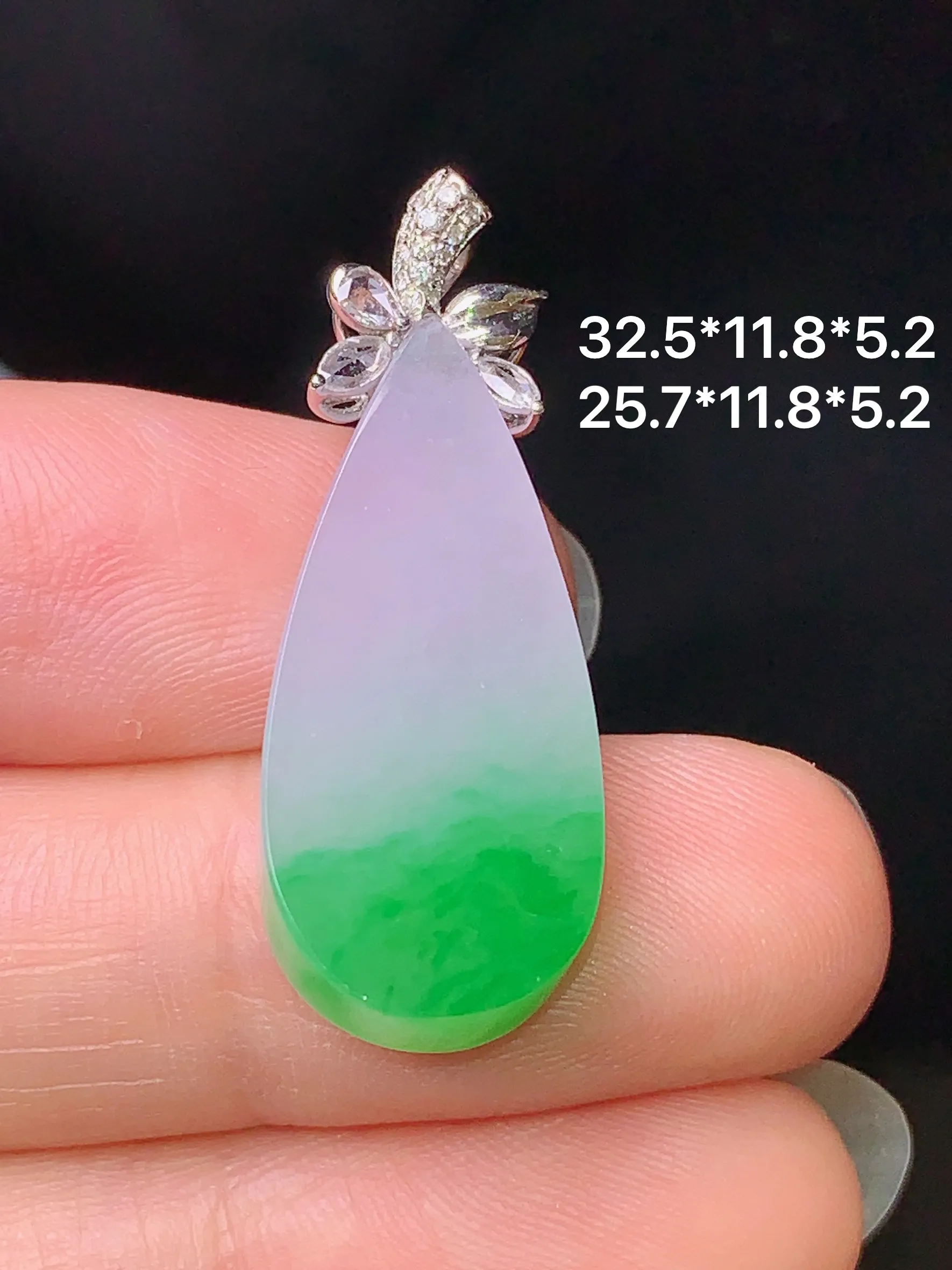 18k金钻镶嵌飘绿水滴吊坠 玉质细腻 色泽艳丽  整体尺寸32.5*11.8*5.2