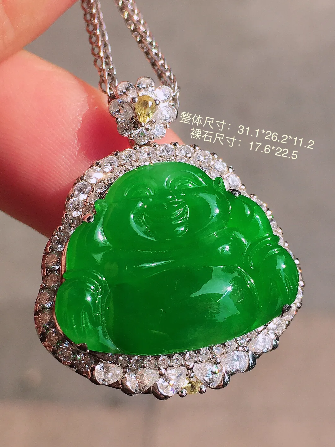 阳绿佛公吊坠，色泽均匀艳丽，玉质细腻，荧光感超
强，饱满圆润，尽显优雅气质，18k
金豪华镶嵌