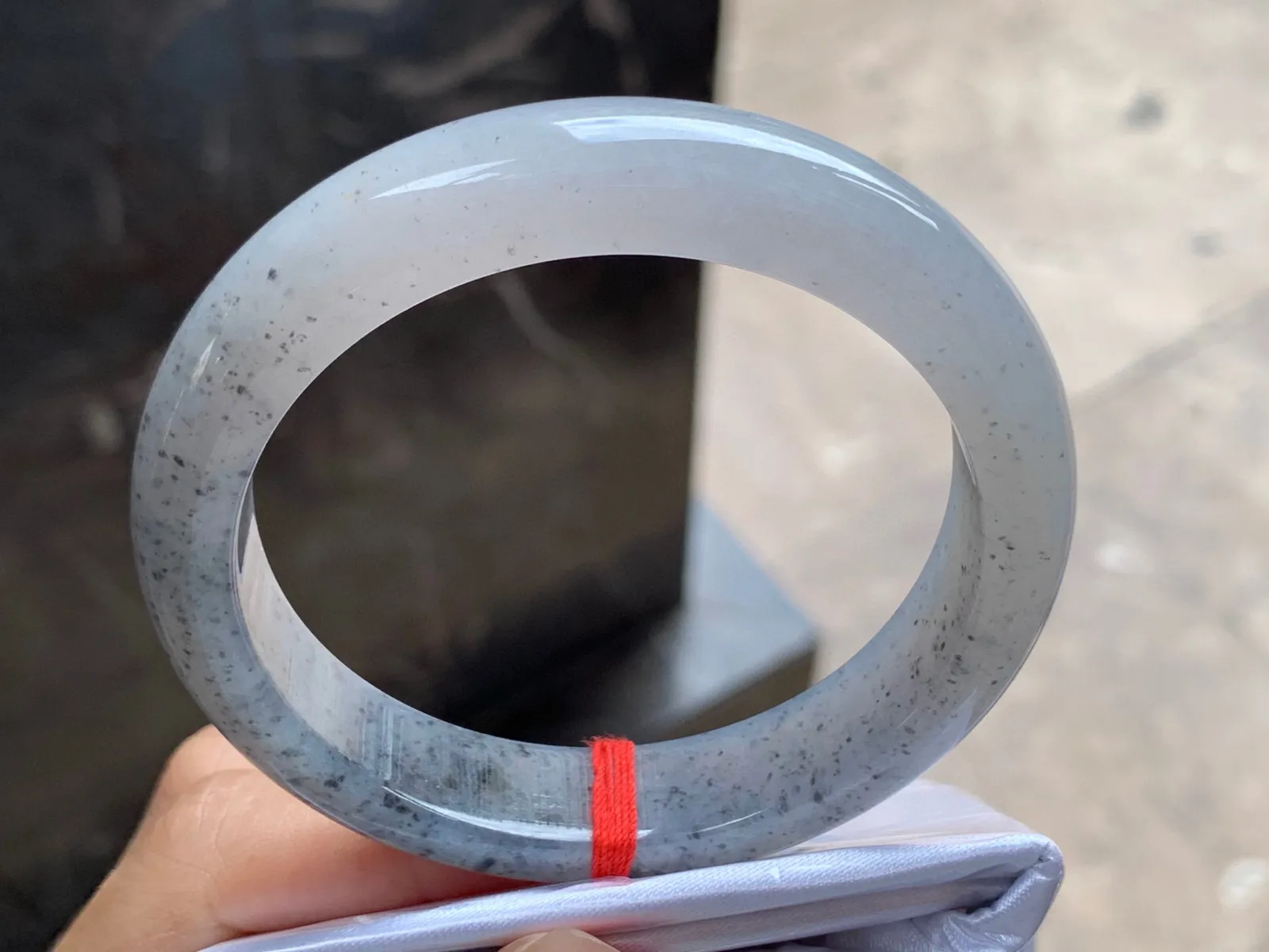 圈口：58.5-12.9-8.5mm                                                 
正圈 58 59可戴 乌鸡种手镯
种水佳～特色的一枚️实物美丽